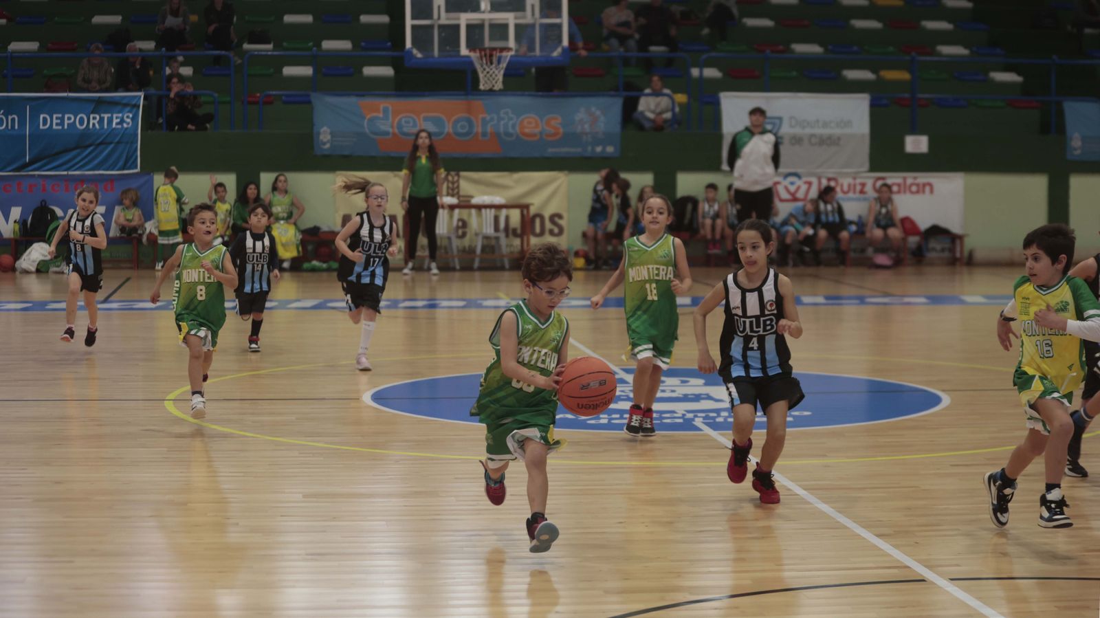 Las fotos de la primera jornada del torneo Semana Santa de baloncesto de la Línea