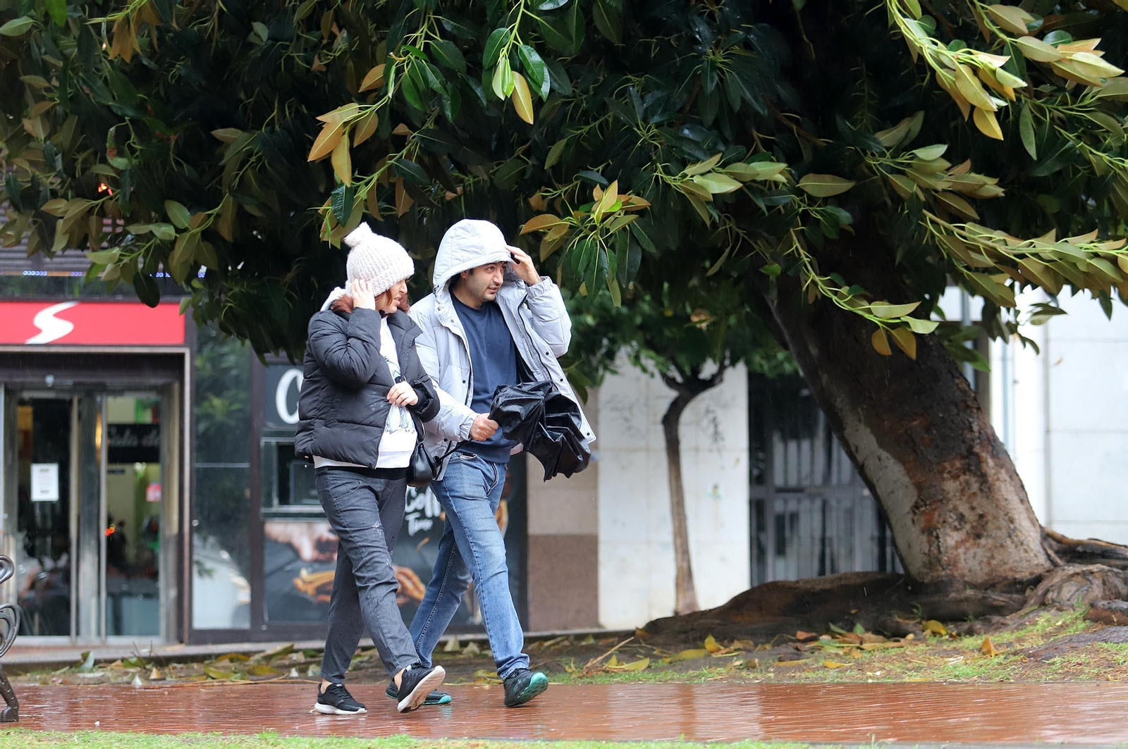 Día de lluvia, viento y frío en Huelva, en imágenes