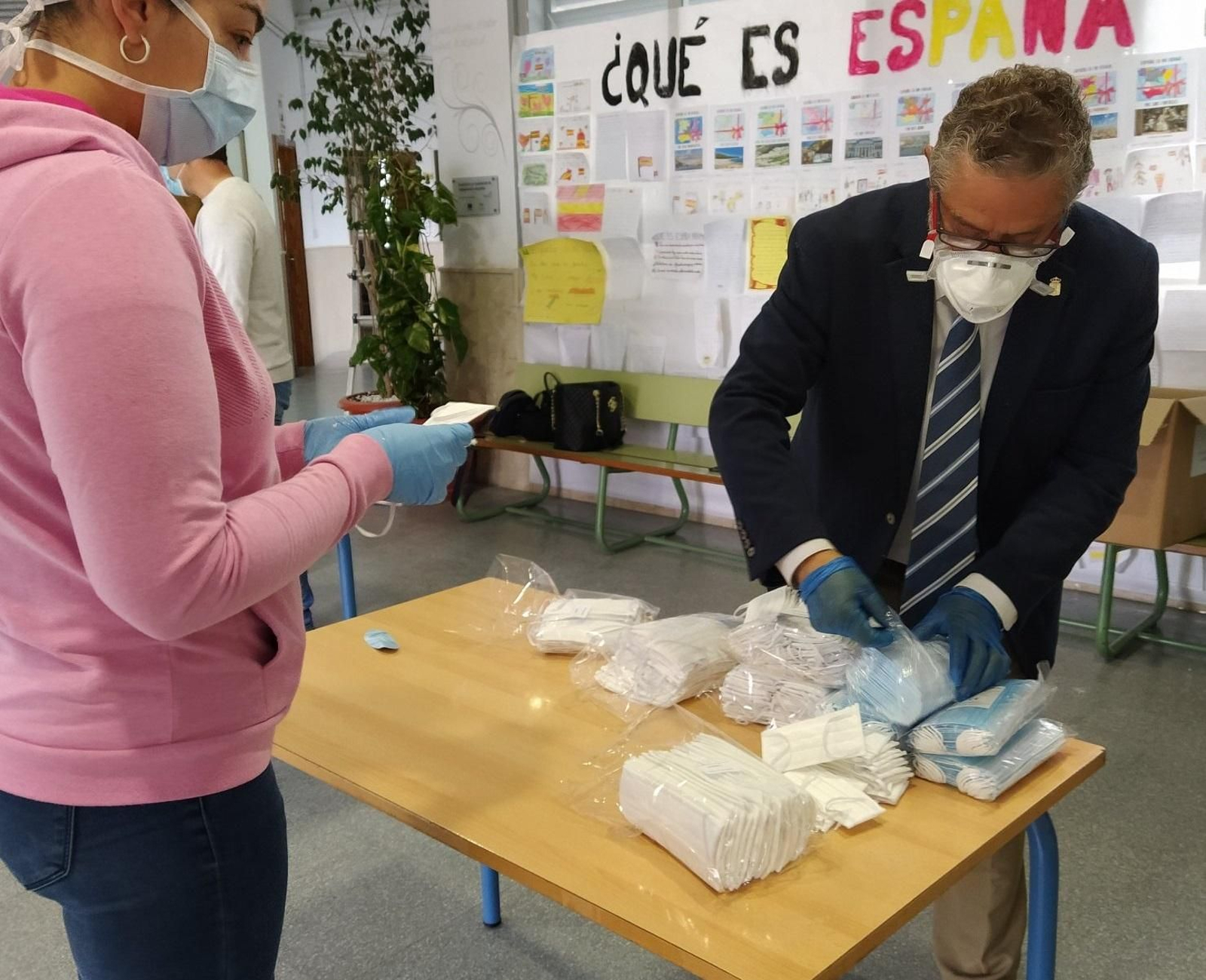 El alcalde de Albox, Francisco Torrecillas, reparte mascarillas durante la pandemia.