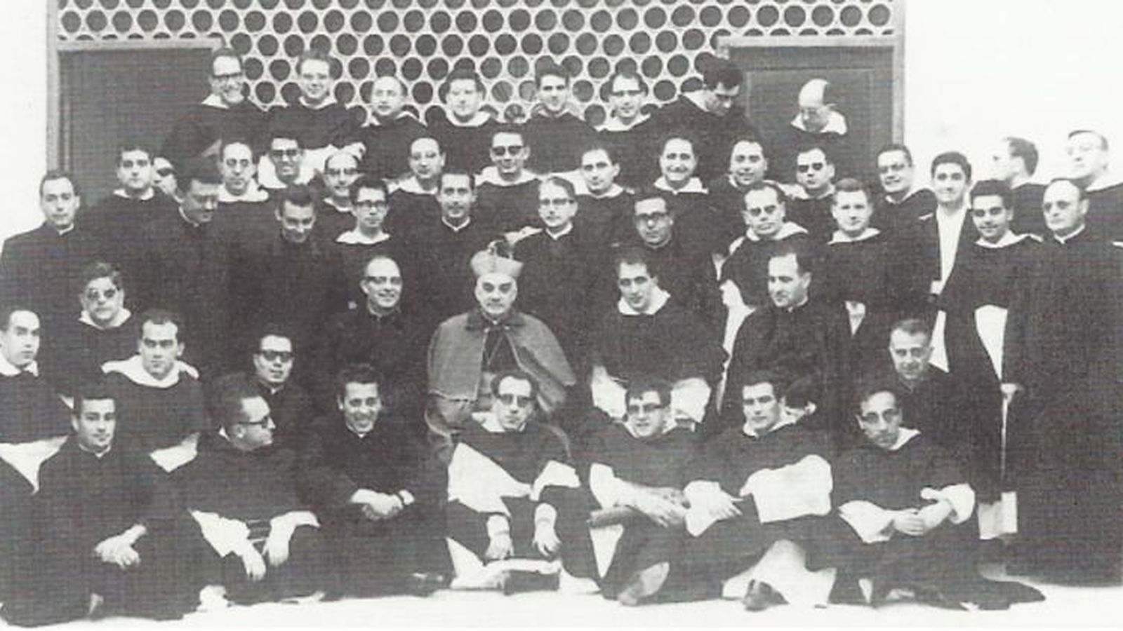 Juan Valenzuela (sentado el primero por la izquierda) con el obispo Añoveros y resto de sacerdotes.