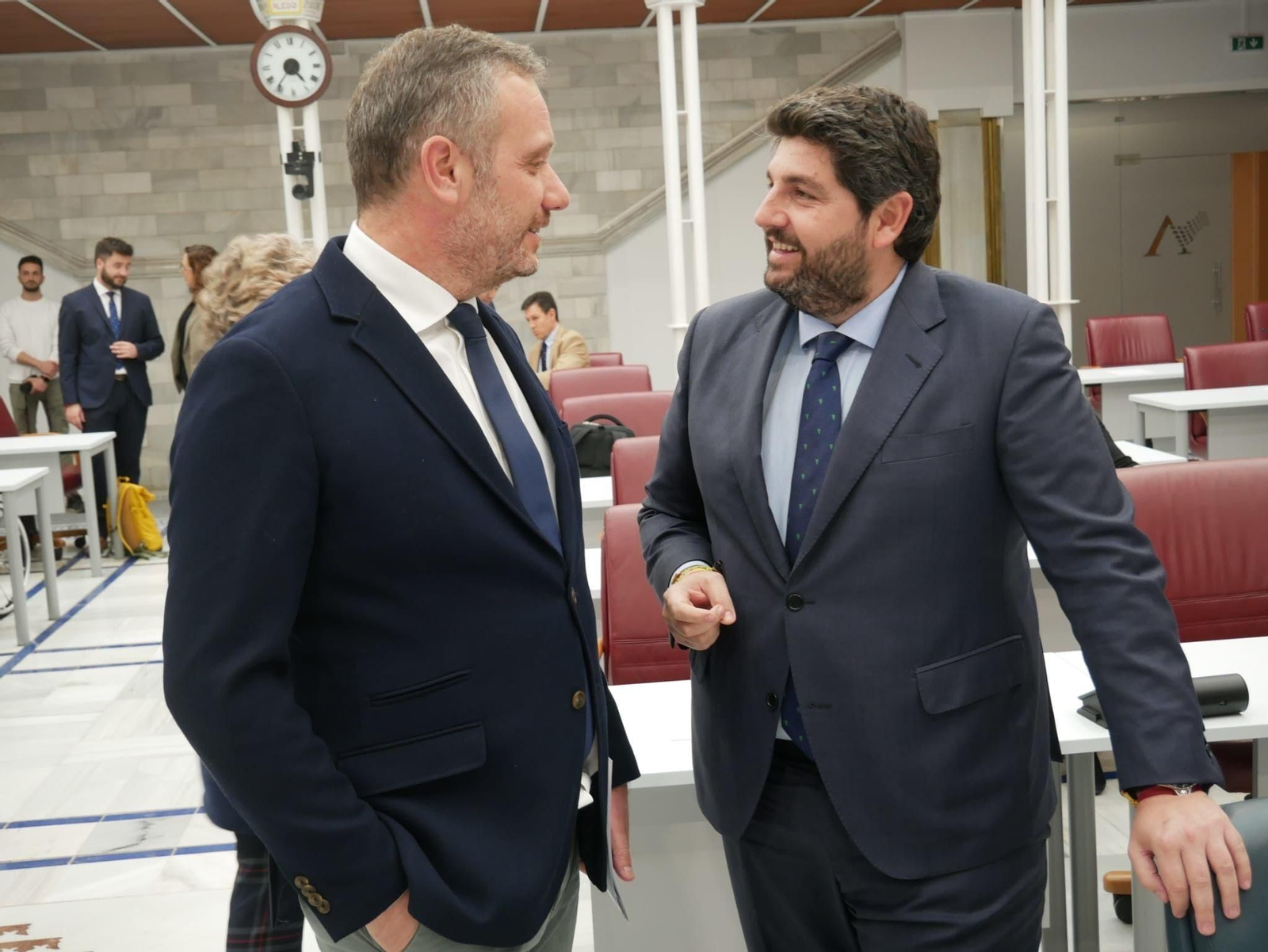 Fernando López Miras, a la izquierda Fernando López Miras, a la izquierda