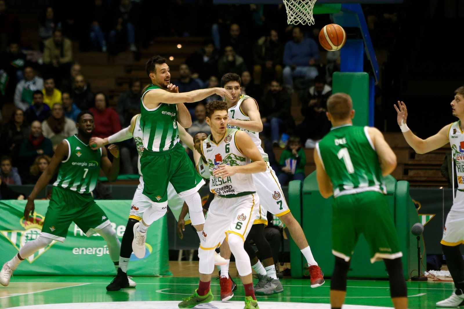 Lluís Costa dobla un pase a un compañero durante el partido en San Pablo ante el Huesca.