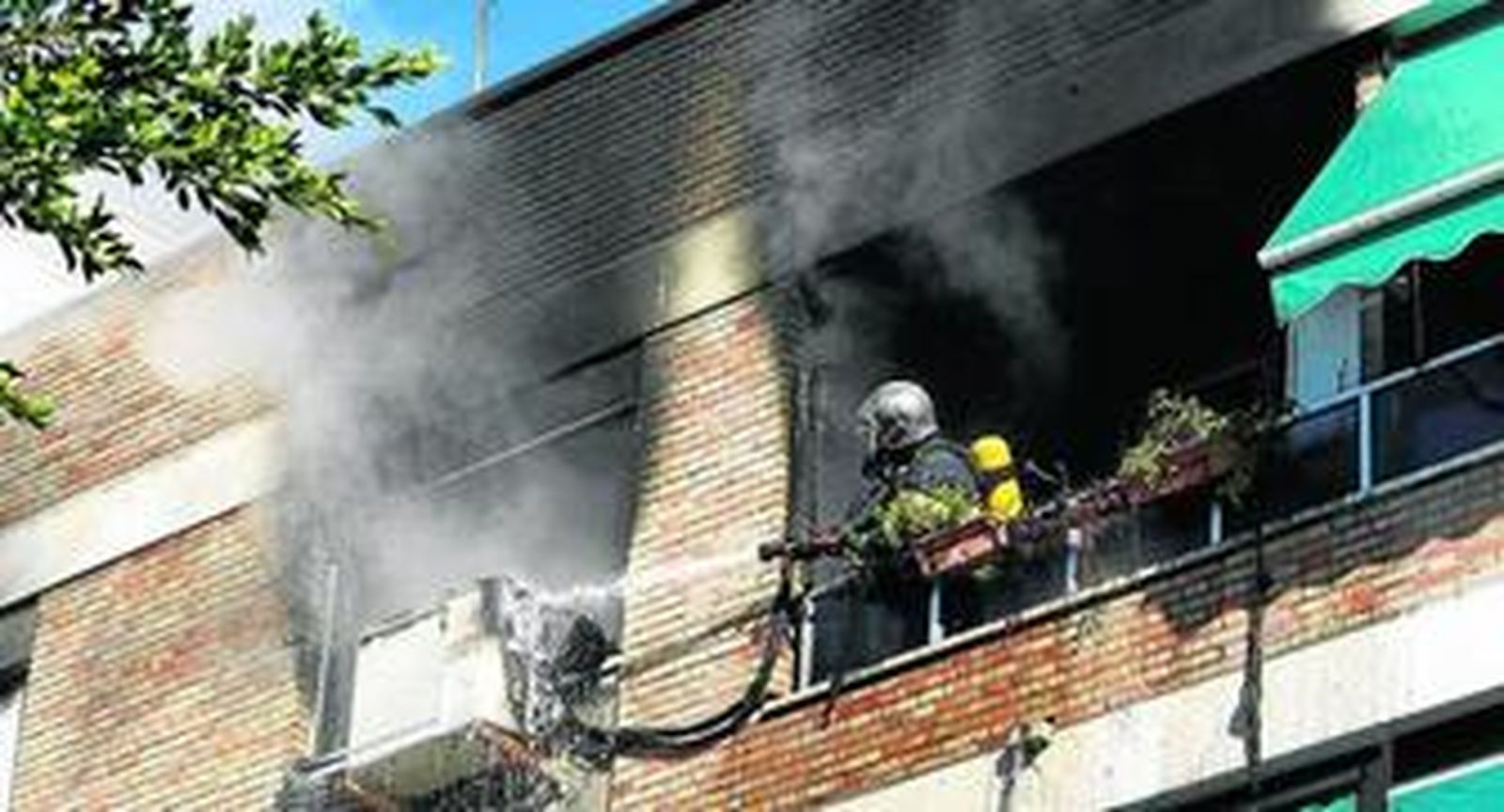 Los bomberos tratan de apagar el fuego que se declaró ayer en la vivienda de Maria Auxiliadora.