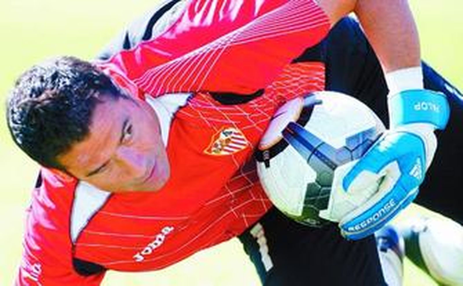 Palop ataja el nuevo balón durante un entrenamiento de la concentración en Costa Ballena.