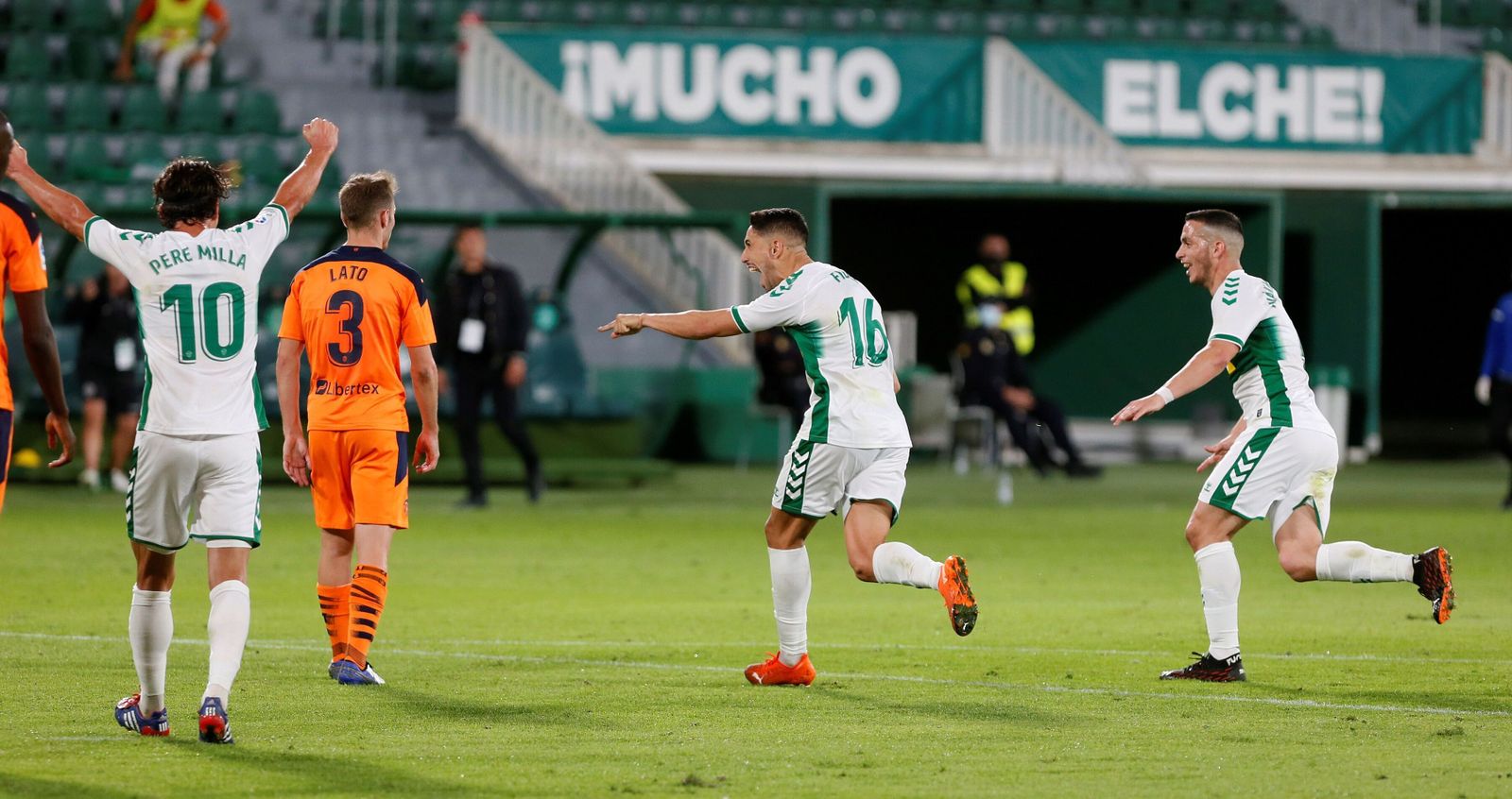 Fidel celebra el segundo gol del Elche ante el Valencia.