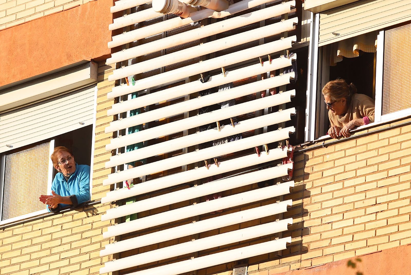 Imágenes de los aplausos solidarios de los vecinos de la calle Los Marismeños