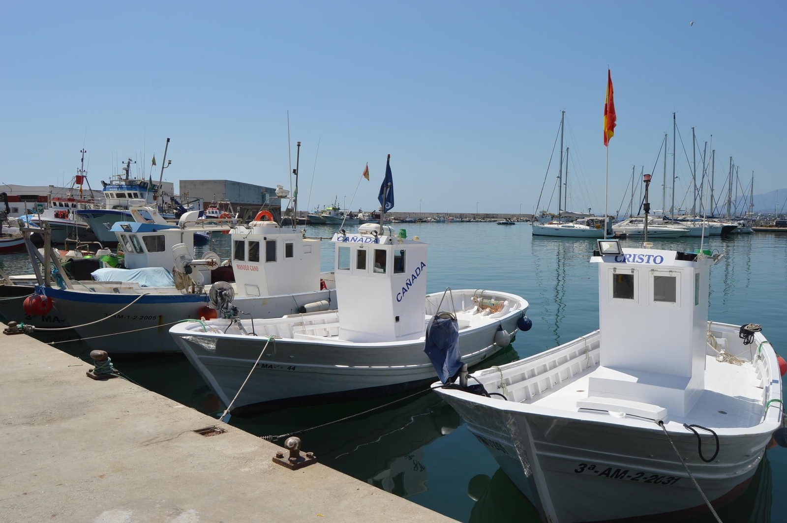 Barcos atracados en el puerto de La Bajadilla de Marbella.