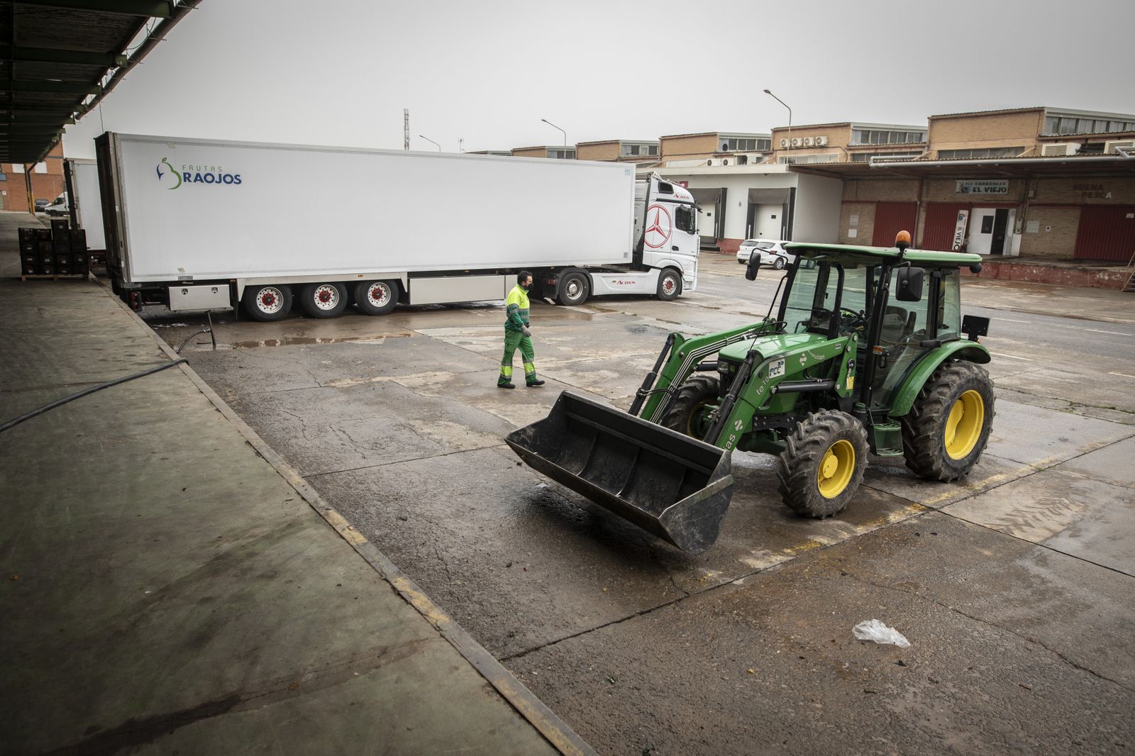 Mercagranada reanuda su actividad con falta de productos y un gran piquete informativo en la cuarta jornada de huelga de transporte