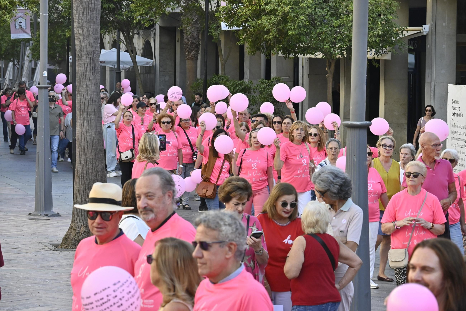 Cadena humana del día internacional del cáncer de mama