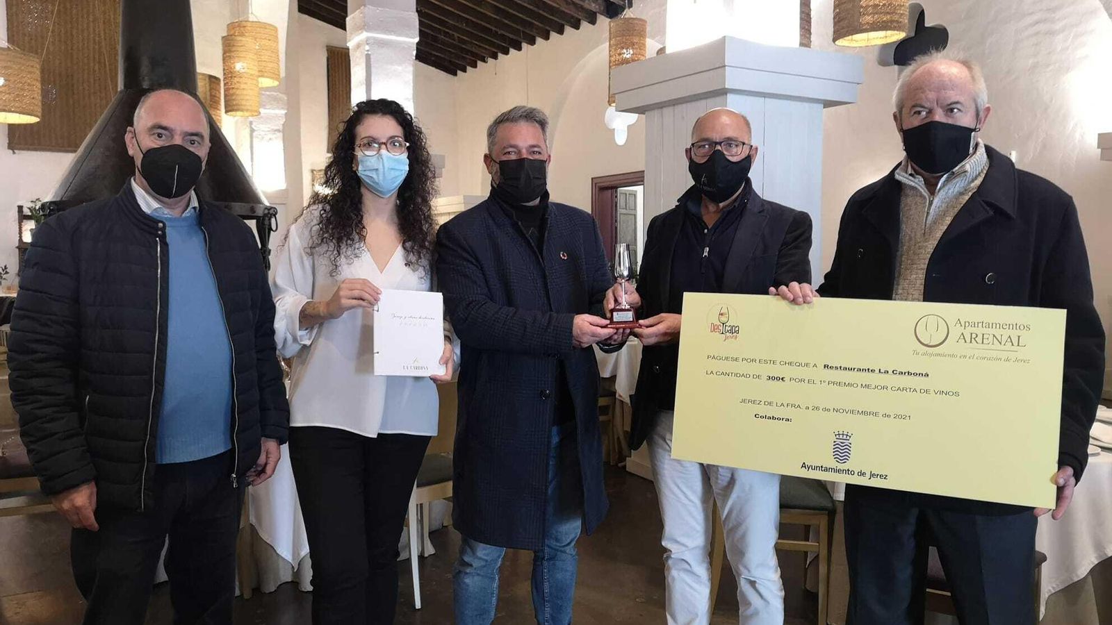 Momento de la entrega al restaurante La Carboná del premio a la mejor carta de vinos. Momento de la entrega al restaurante La Carboná del premio a la mejor carta de vinos.