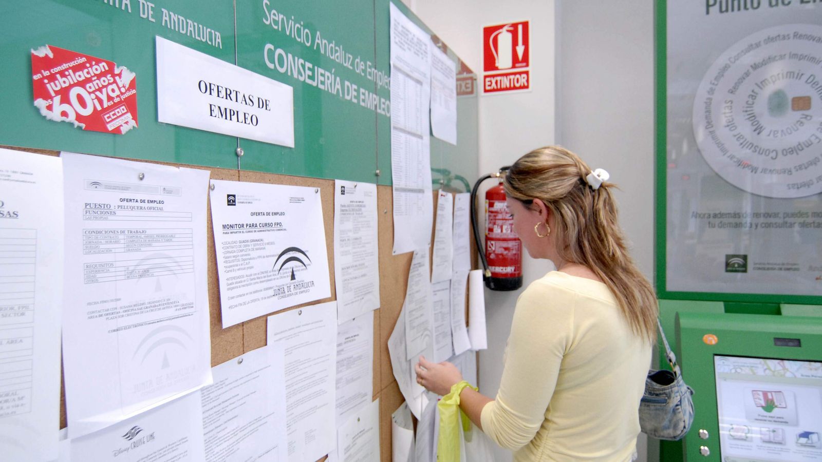 Una usuaria consulta las demandas de empleo en una oficina del SAE.