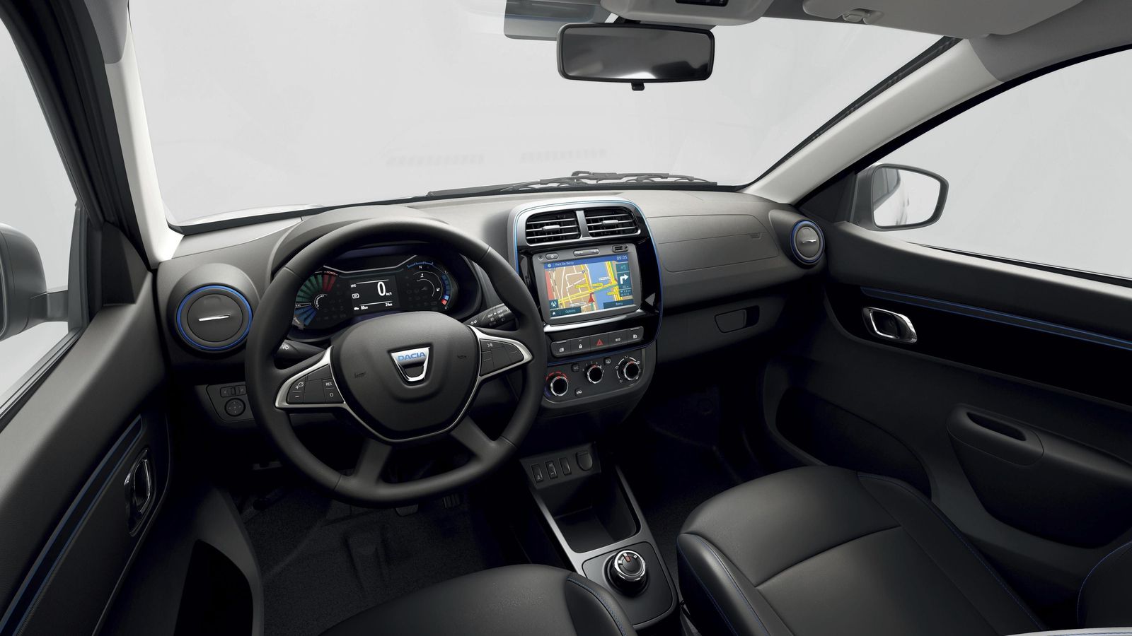 Podrá contar con navegador, aire acondicionado, ayudas al aparcamiento que incluye la cámara de marcha atrás o un sistema de frenado automático en caso de riesgo de colisión.