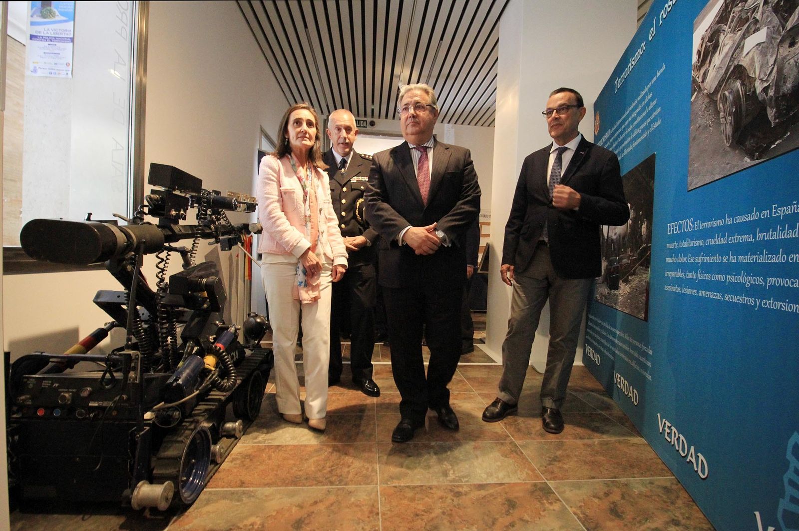 Juan Ignacio Zoido, ministro del Interior, presenta en la Comandancia de la Guardia Civil la nueva versión de AleryCops y el dispositivo del Rocío y posteriormente acude a la Diputación de Huelva para visitar la exposición sobre el terrorismo, en imágenes