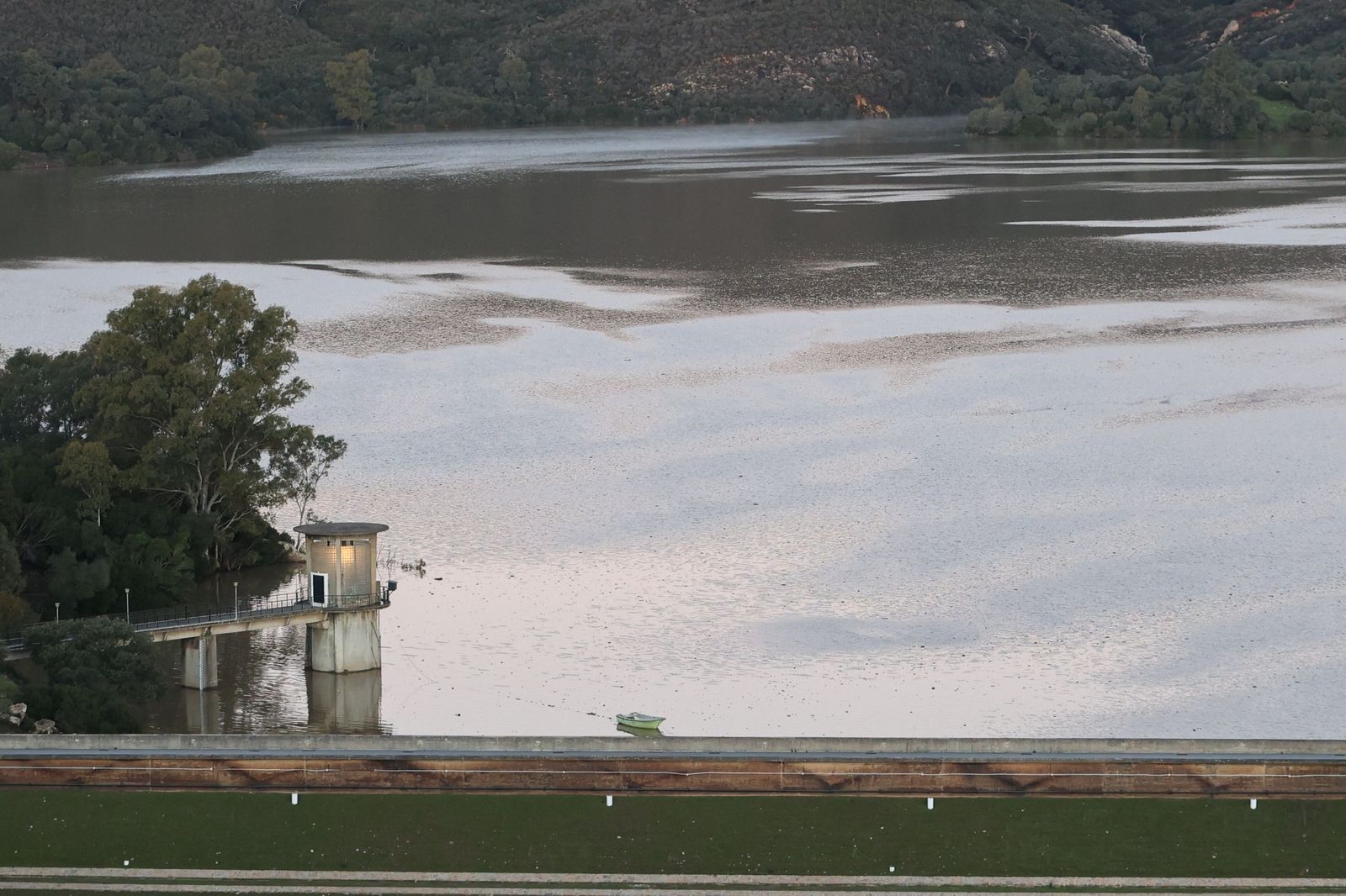 Fotos del desembalse del pantano de Guadarranque, al límite de su capacidad