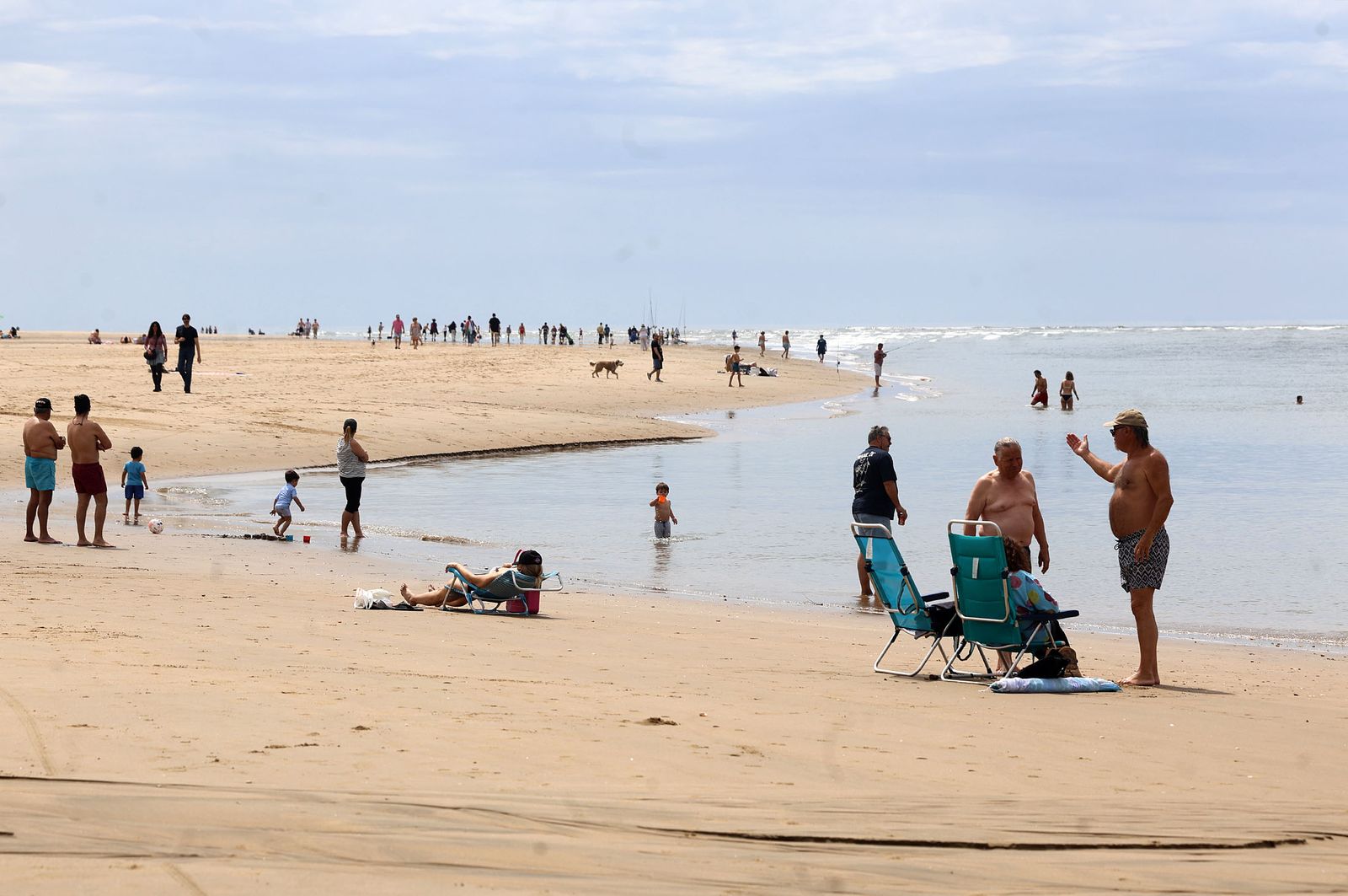 Imágenes del ambiente en la playa de El Portil durante la mañana del 1 de mayo