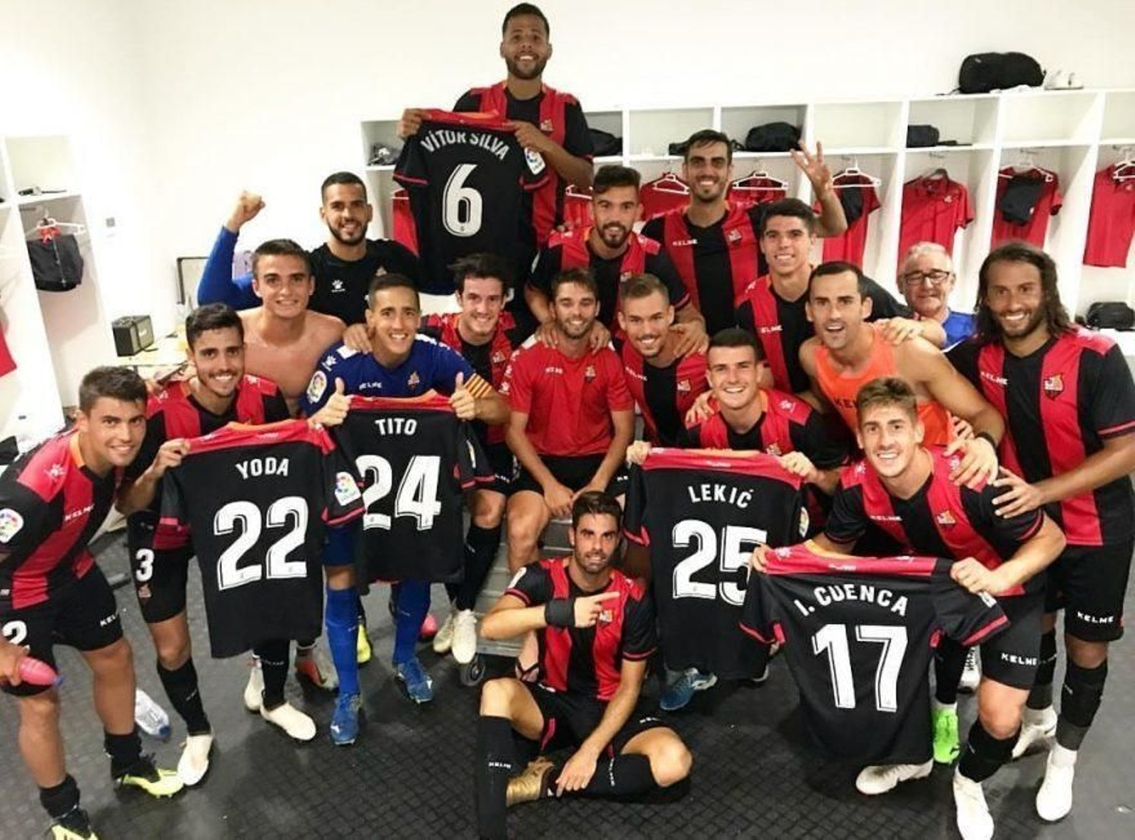 Los jugadores del Reus homenajean a sus compañeros sin ficha.