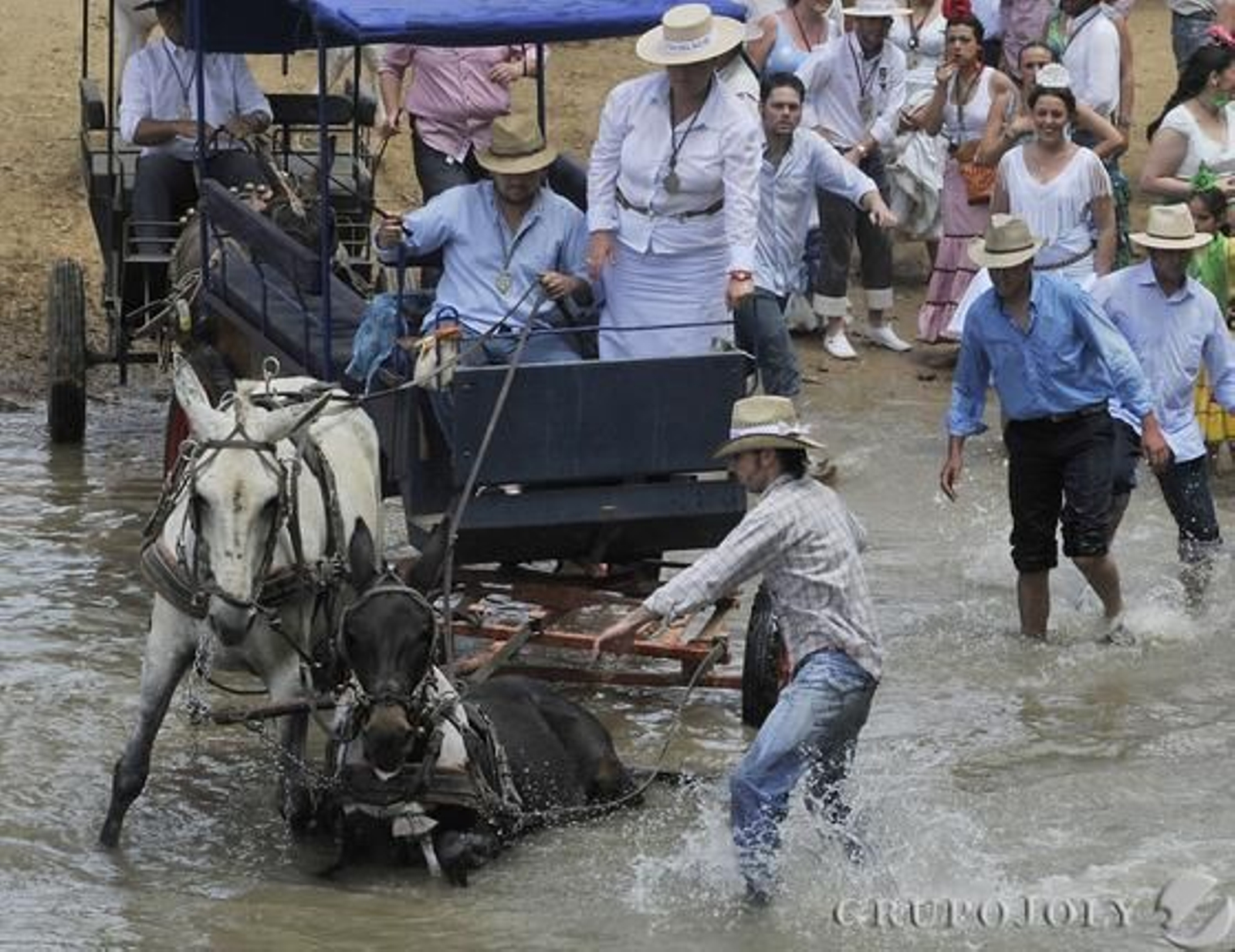 La Hermandad de Sevilla cruza el Quema camino del Rocío.

Foto: Juan Carlos Vázquez