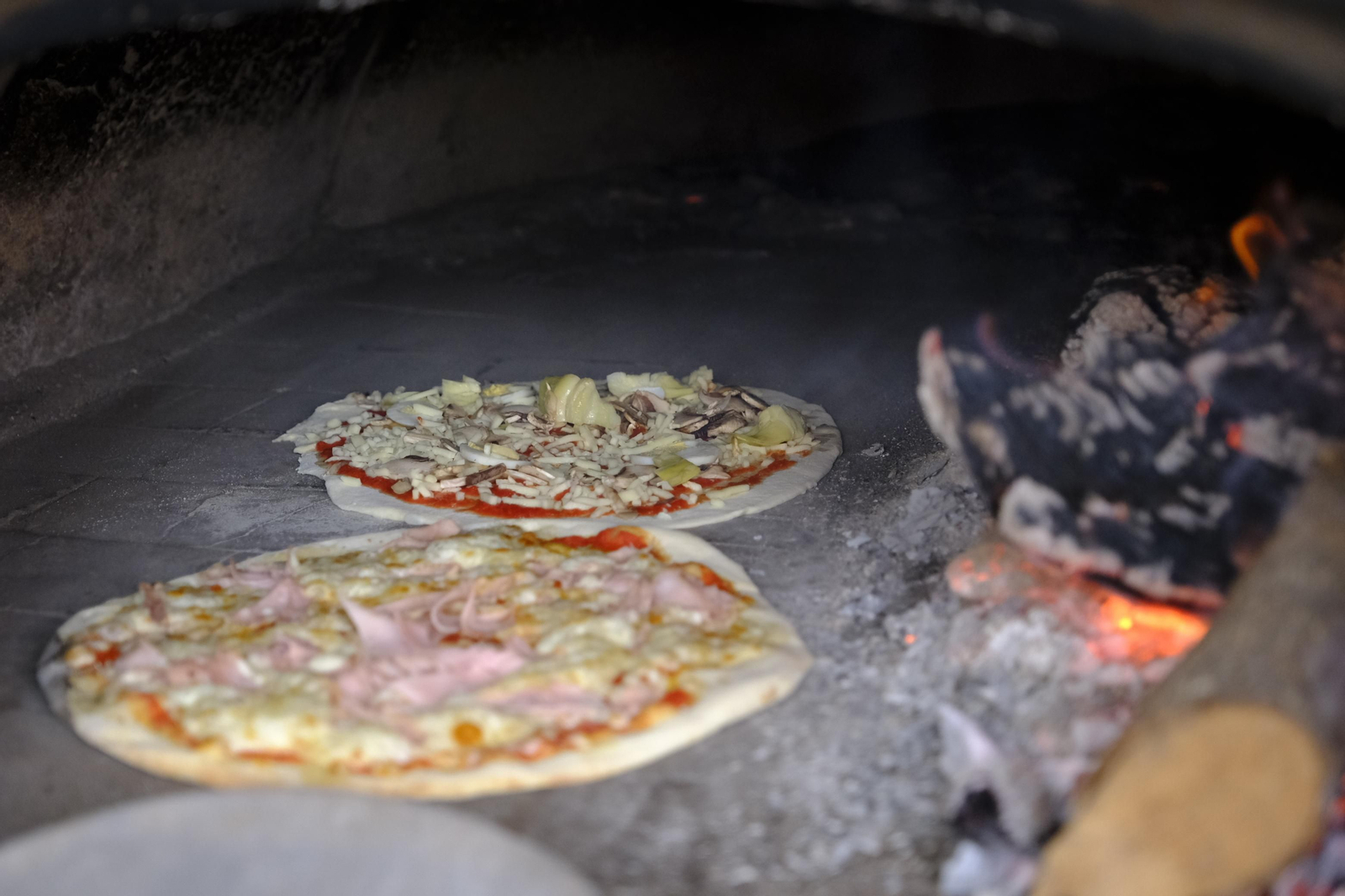 Fotogalería de la Pizzeria La Trattoria, 20 años de vida. Almería