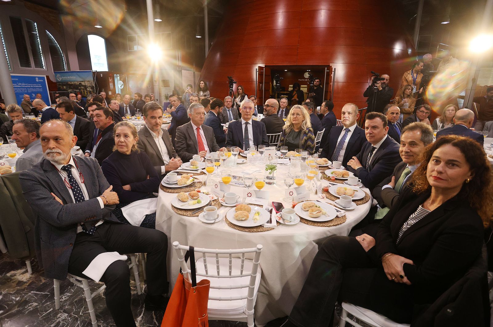 Imágenes del desayuno-coloquio con Jorge Paradela en el Foro Joly Andalucía celebrado en Huelva