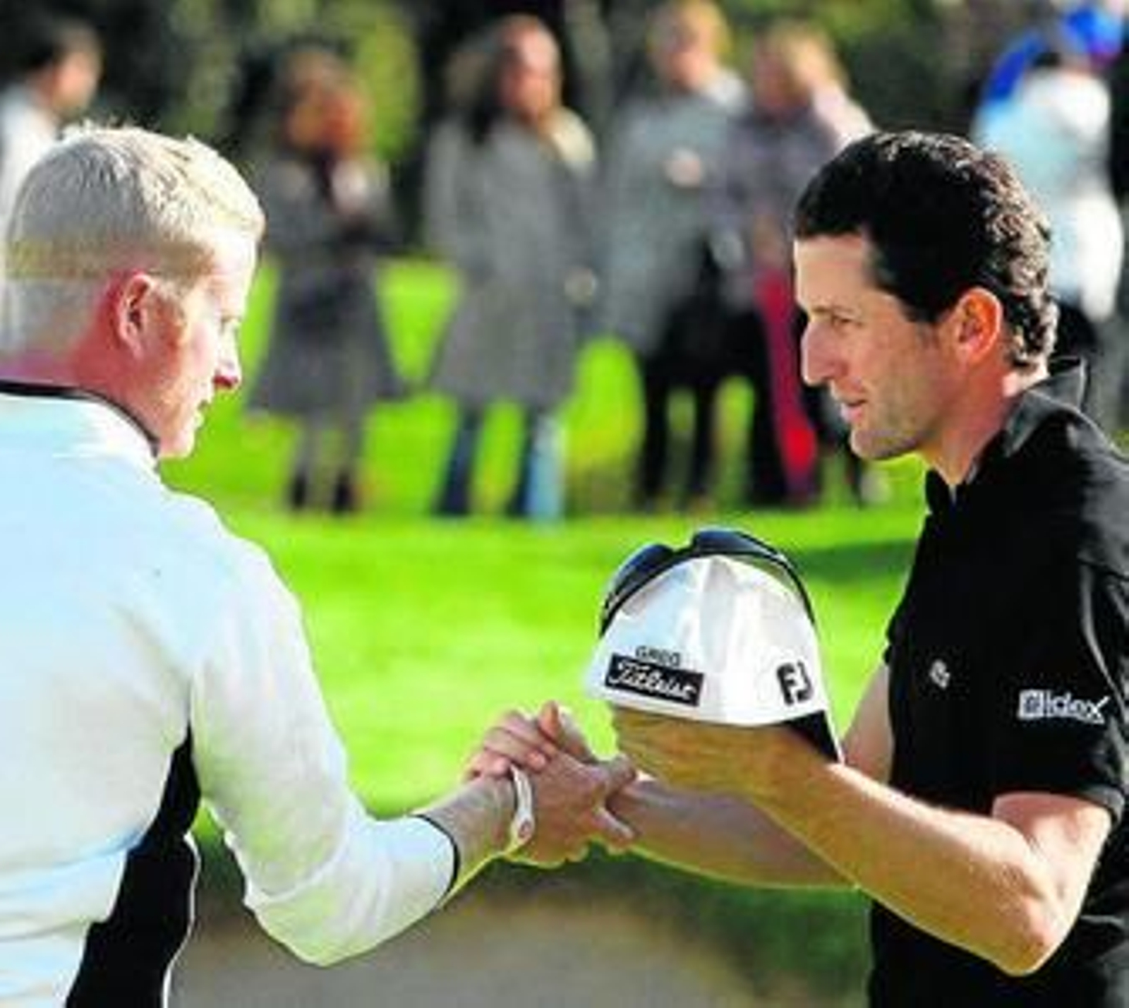 Dyson y Bourdy se saludan al acabar la ronda.