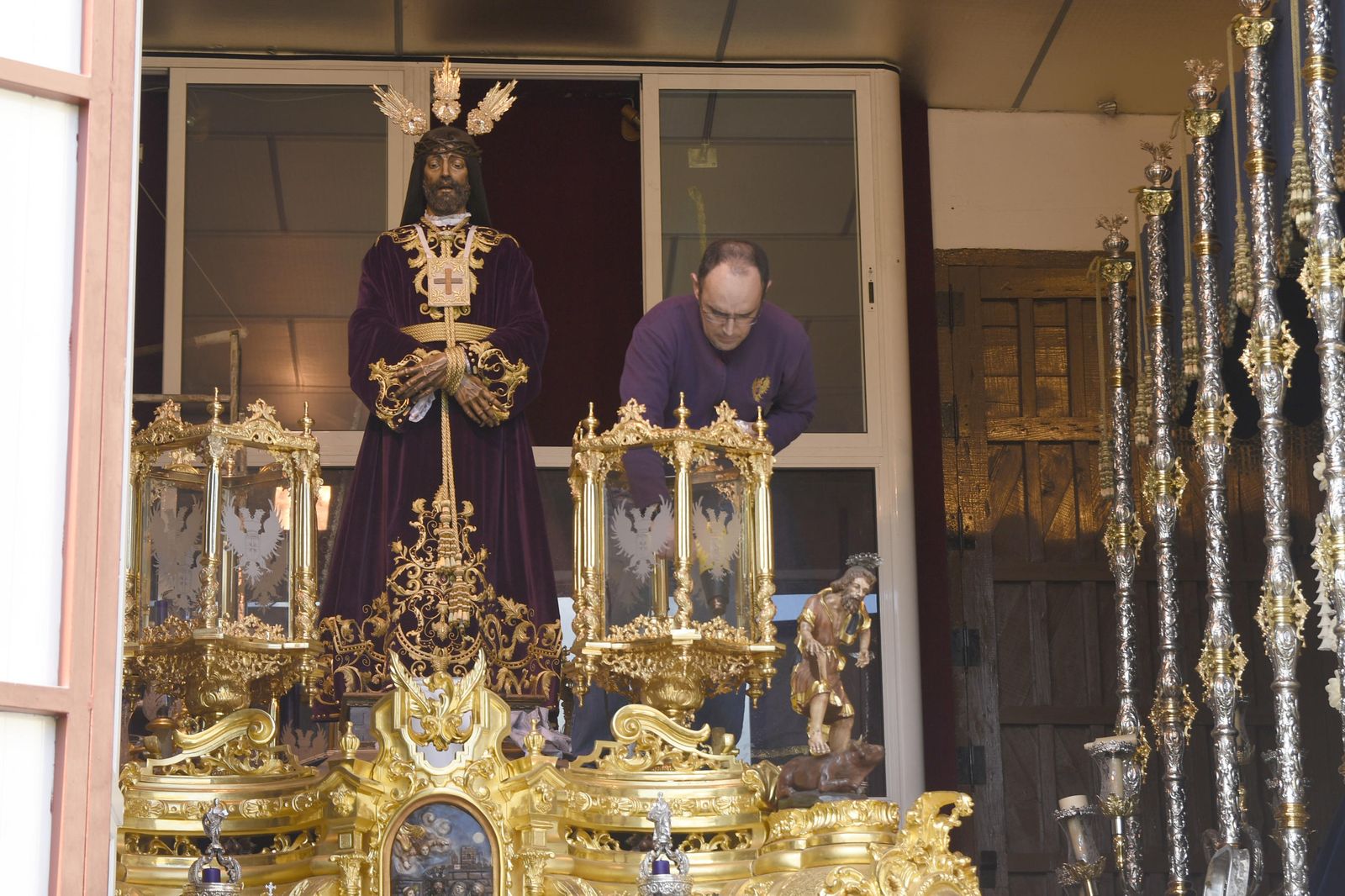 Un hermano realiza trabajos sobre el paso de Jesús Rescatado.