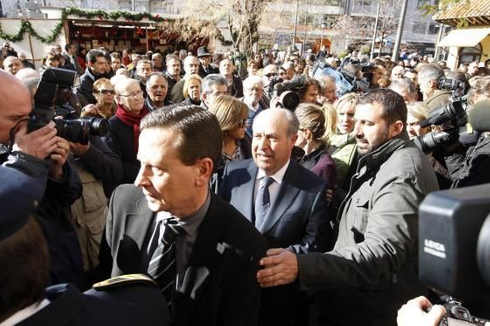 Imágenes de emoción y dolor en el sepelio del cantaor granadino. / Miguel Ángel Molina · EFE · AFP