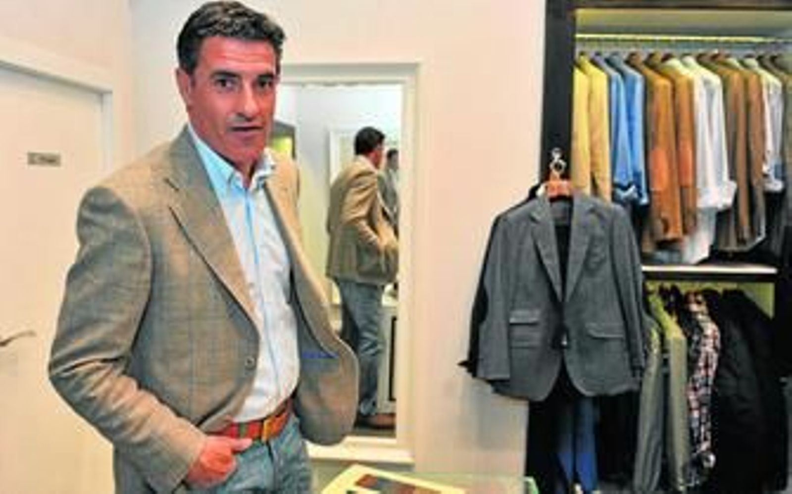 Míchel, en la tienda Derby 1951, donde recogió el traje oficial del equipo.