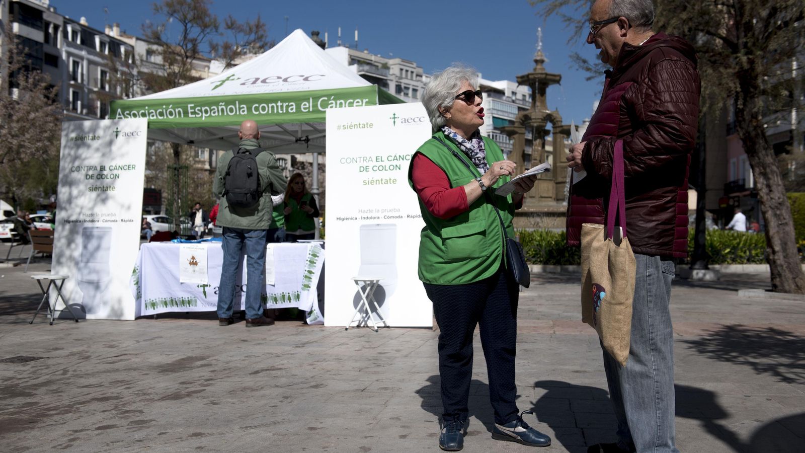 Actividad de divulgación de la AECC en la Fuente de las Batallas