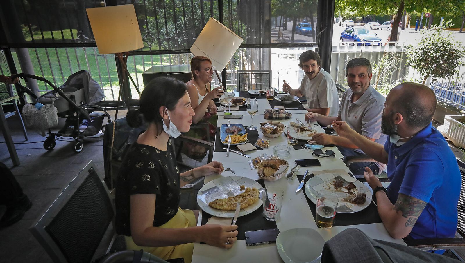 Imágenes de restaurantes y bares que comienzan la reapertura