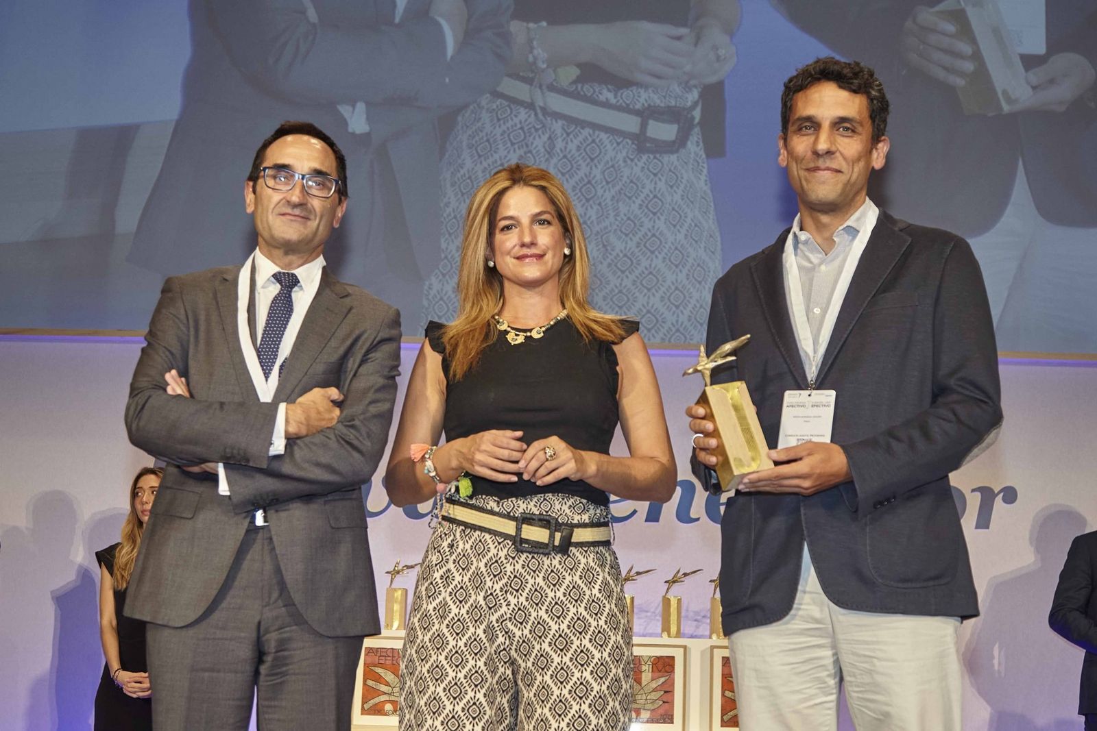 Los profesionales involucrados en la iniciativa reciben el premio.