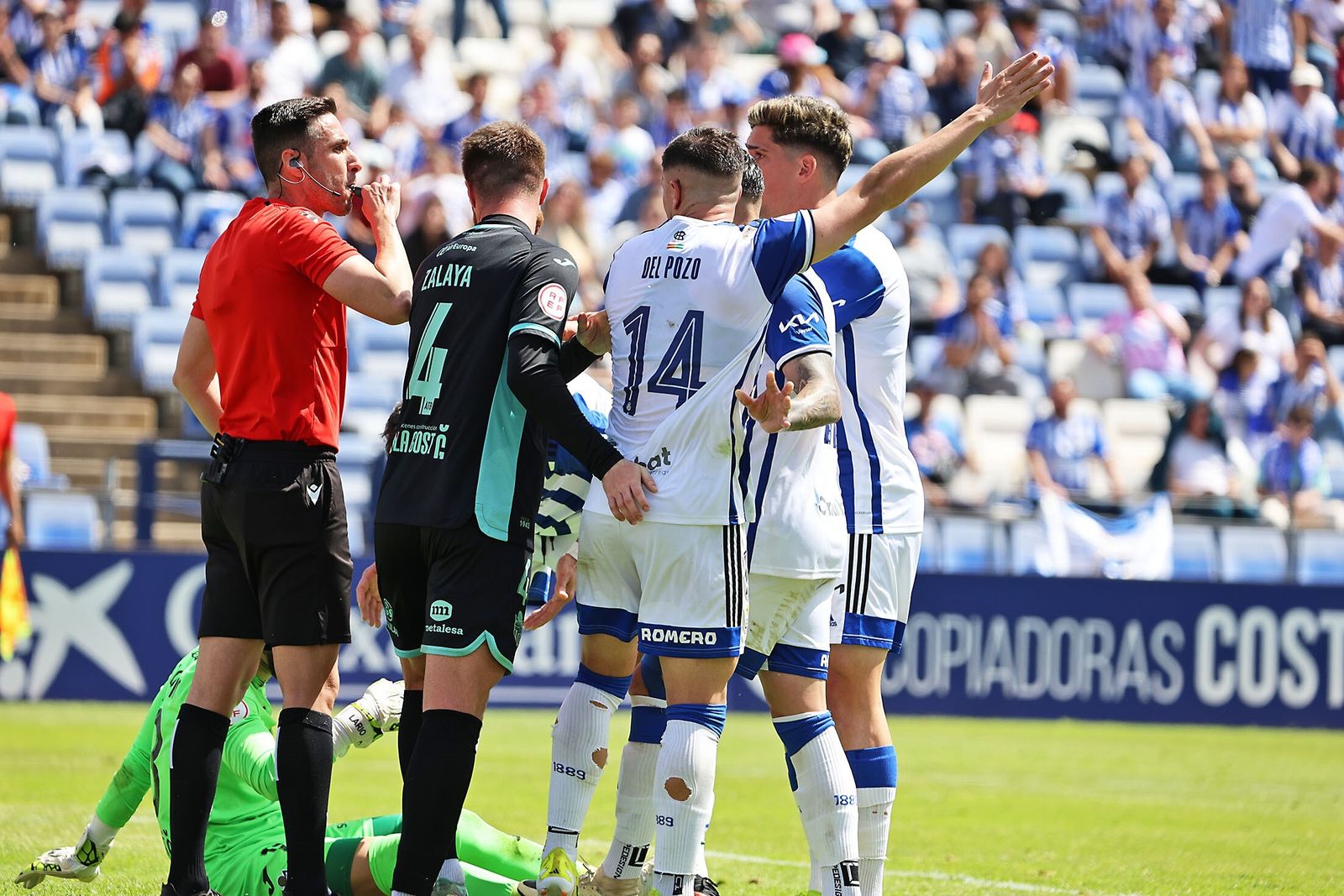 Los jugadores del Recre reclaman una acción en el partido con el Atlético Baleares.