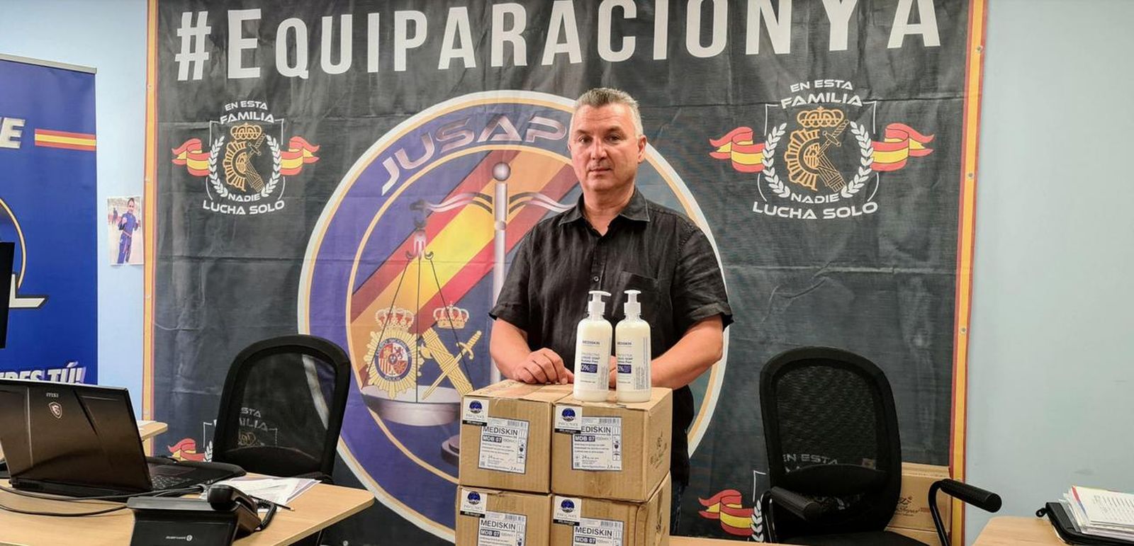Un donativo garantiza que cada policía de Málaga tenga gel desinfectante de manos