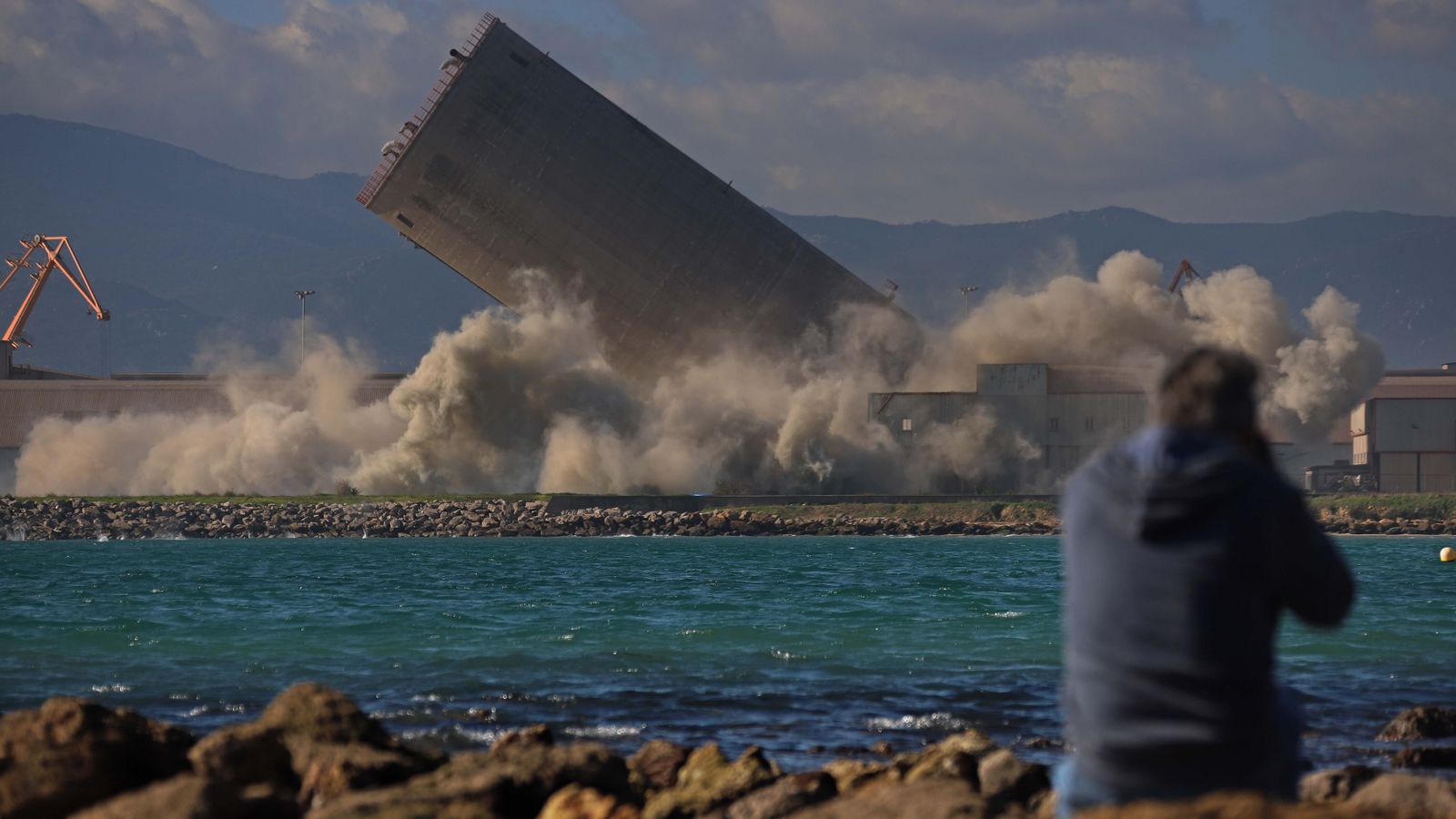 Demolición del silo de  Holcim en Palmones