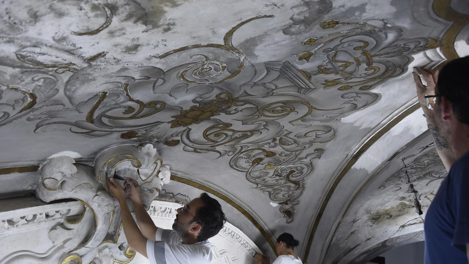 Los restauradores durante las tareas.