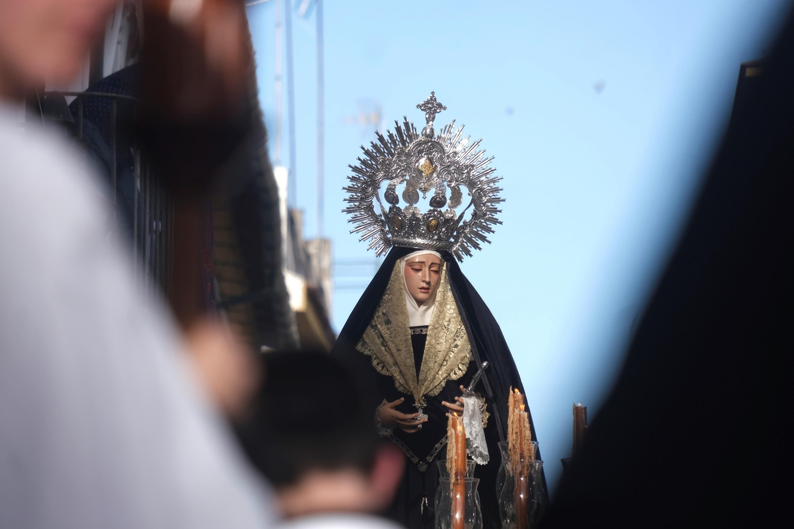 Martes Santo en Córdoba: la procesión de la Universitaria, en imágenes