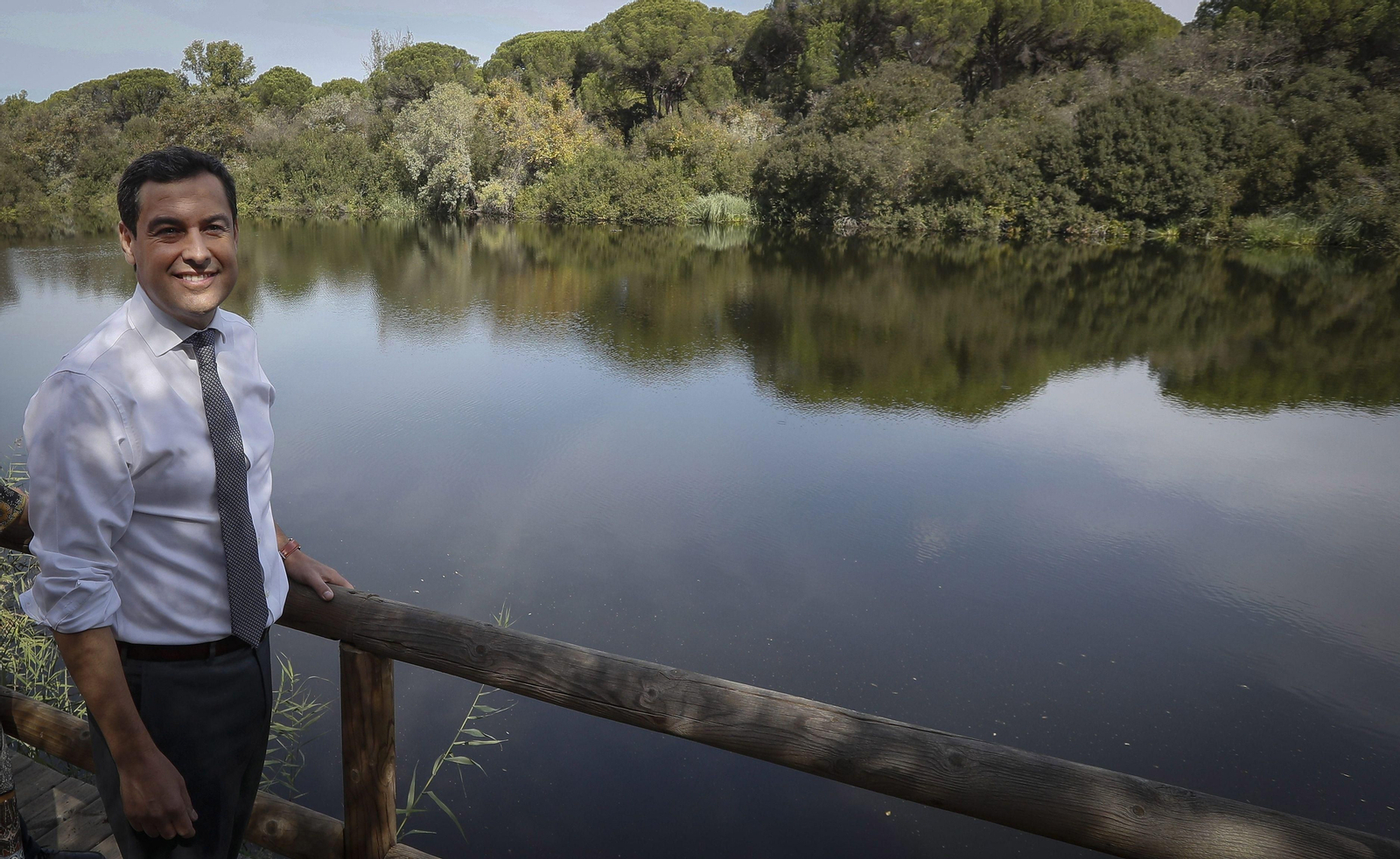 Juanma Moreno, en una de las lagunas de Doñan.