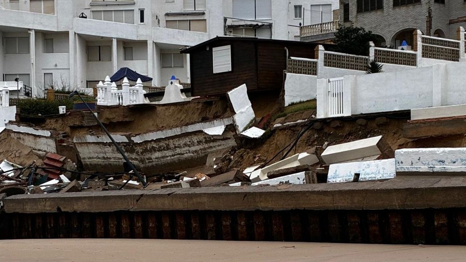 Muros derrumbados del paseo marítimo.