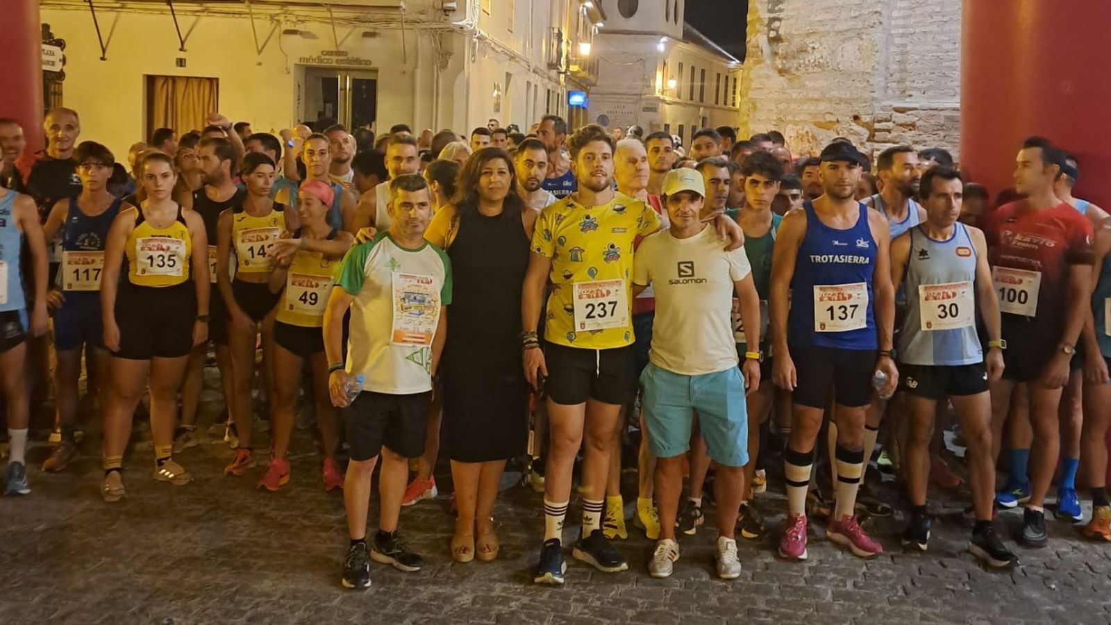 Las autoridades y organizadores posan con los atletas antes de la salida.