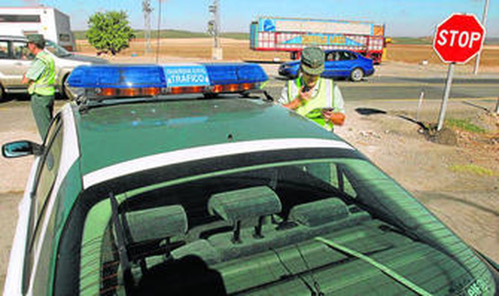 La Guardia Civil realiza un control de velocidad con un radar móvil.