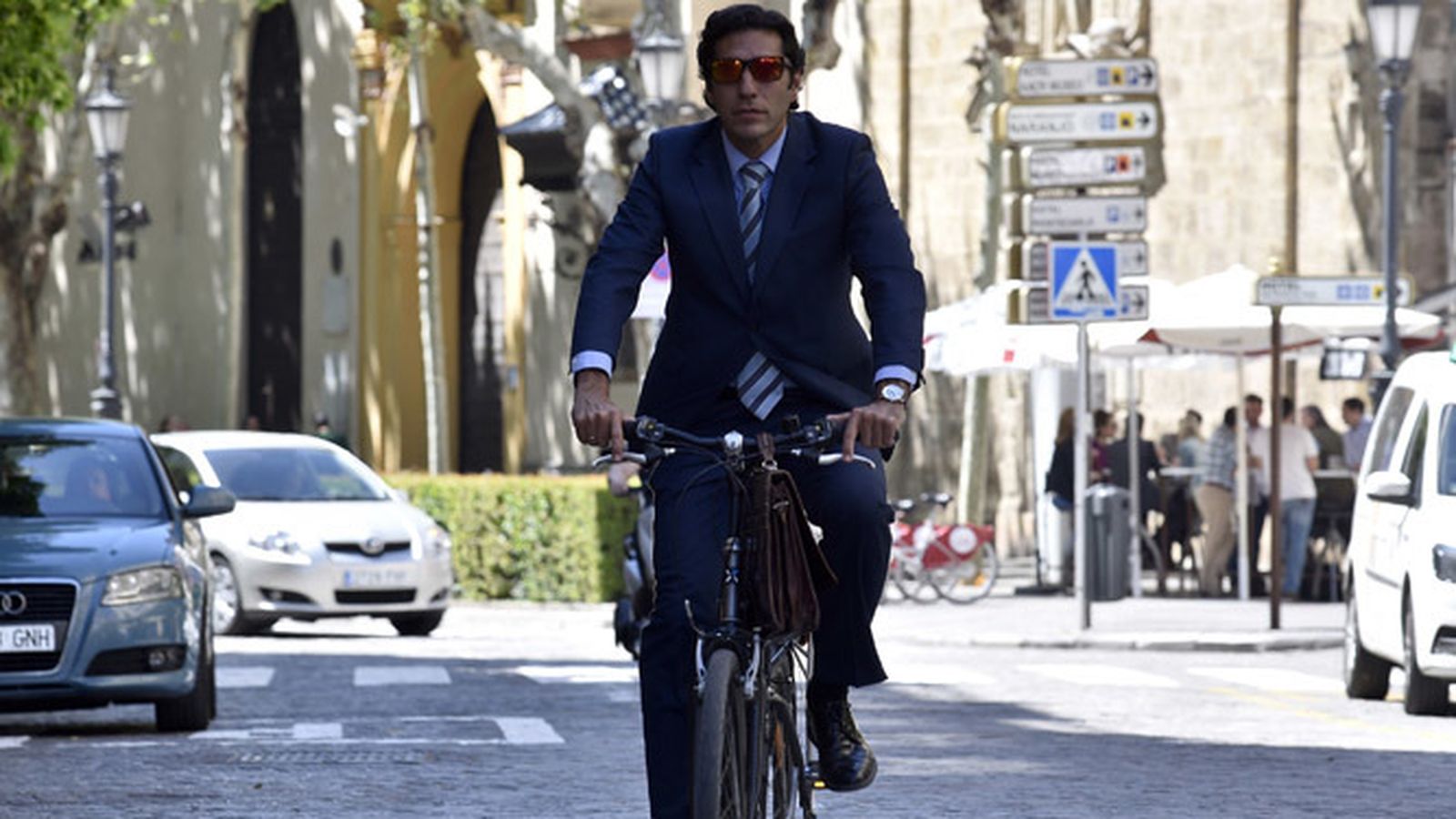 Un trabajador con chaqueta cruza en bici por la Magdalena