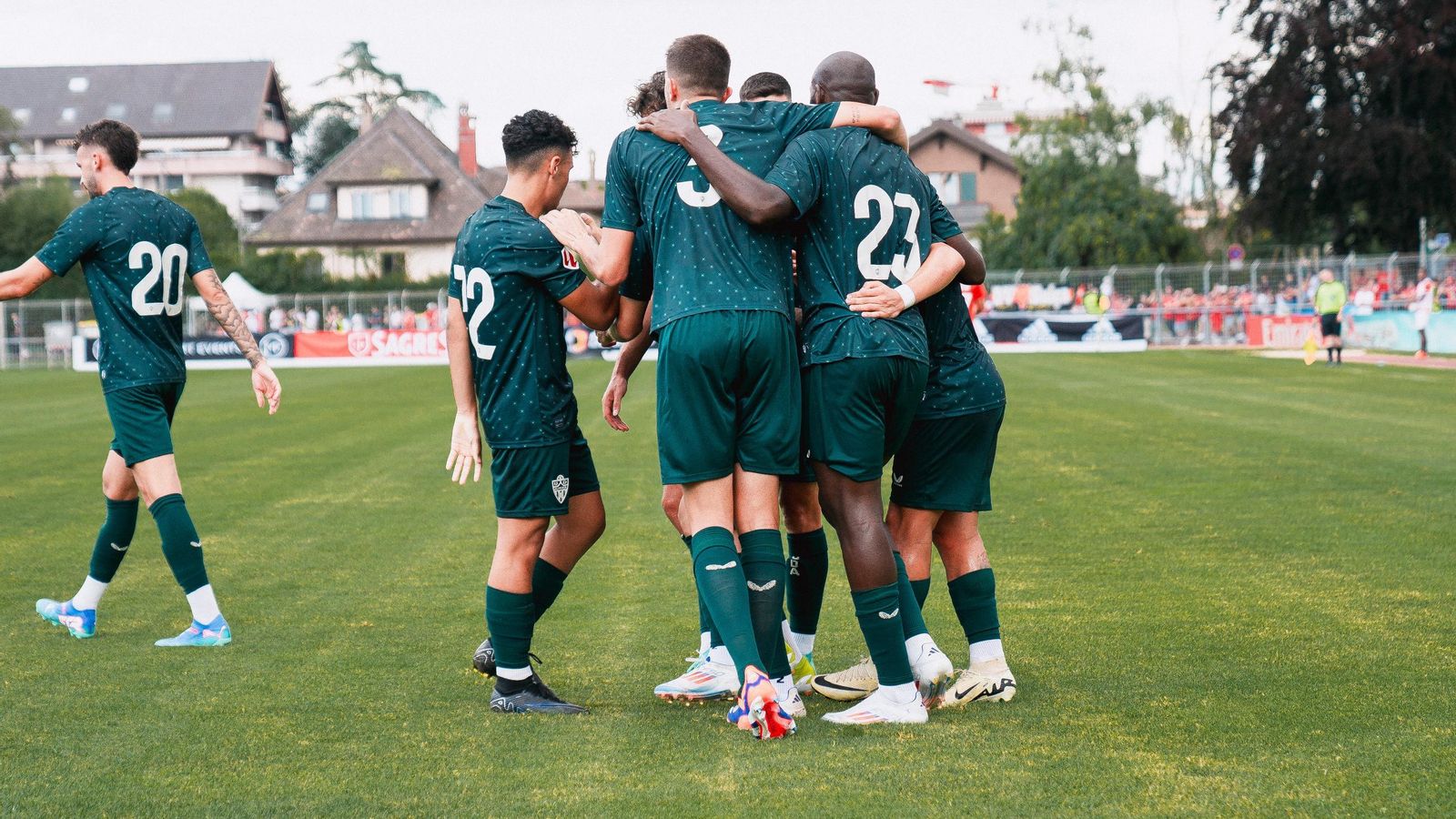 Los jugadores indálicos celebran el tanto de Nico Melamed.