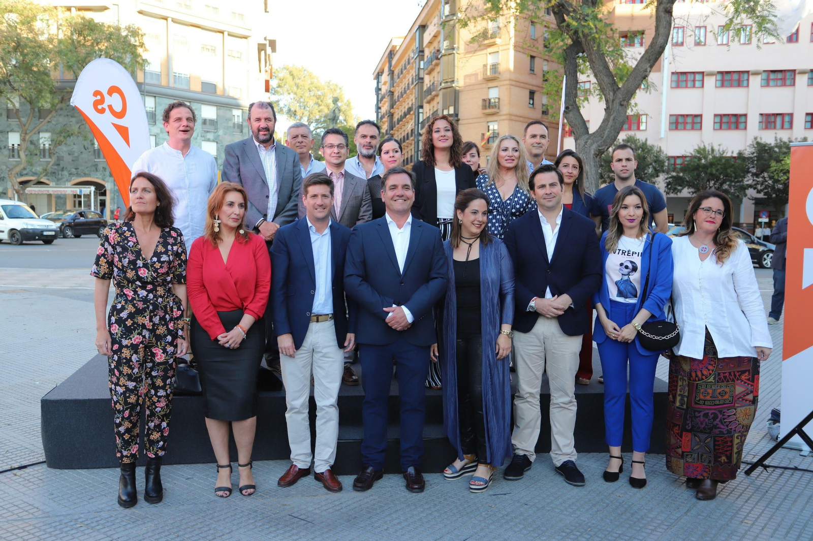 Néstor Santos, junto a los miembros de su candidatura a la Alcaldía de Huelva, ayer, en la plaza de la Concordia. Néstor Santos, junto a los miembros de su candidatura a la Alcaldía de Huelva, ayer, en la plaza de la Concordia.