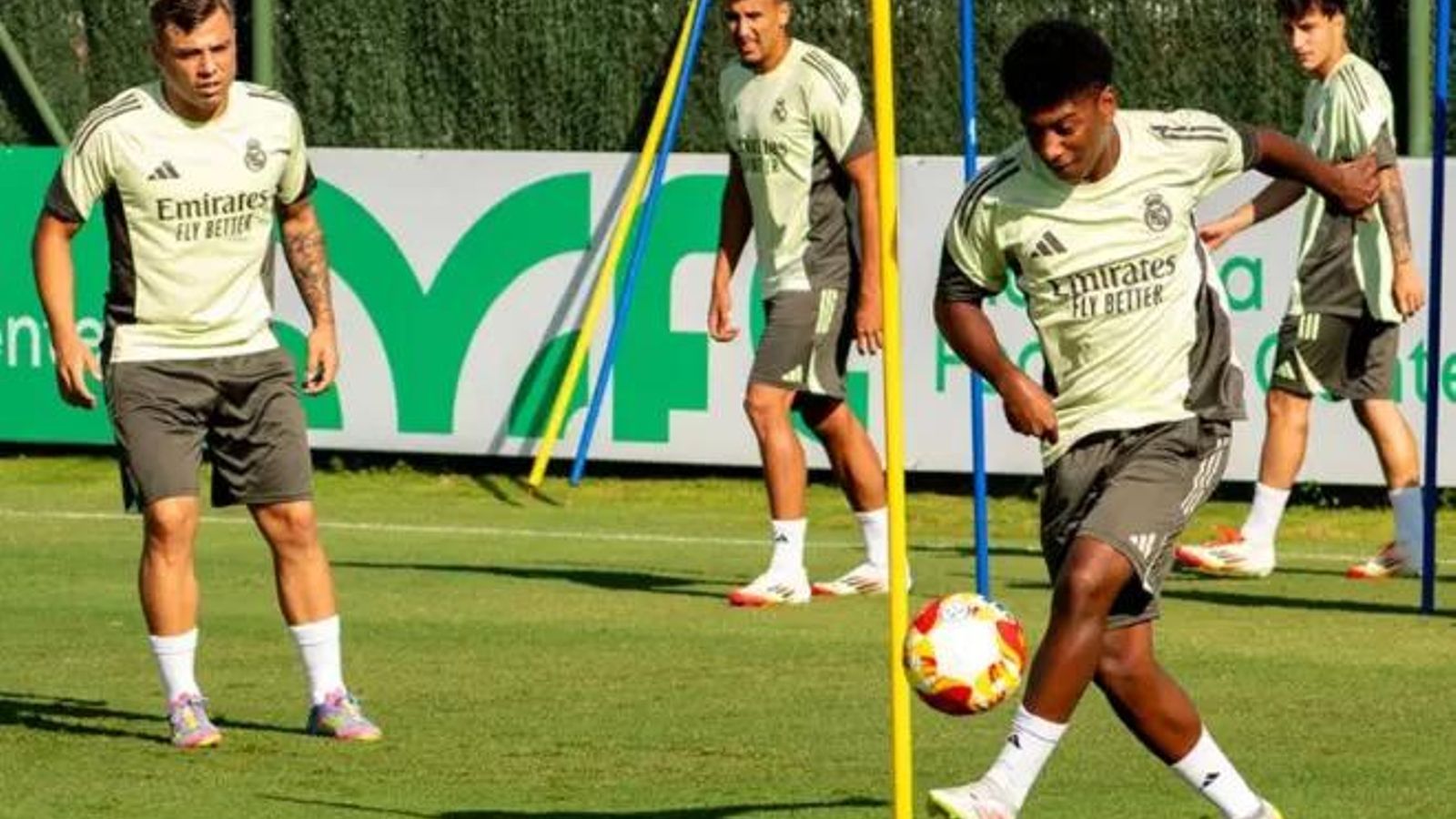 Leiva (izquierda), este verano con el Castilla en Marbella.