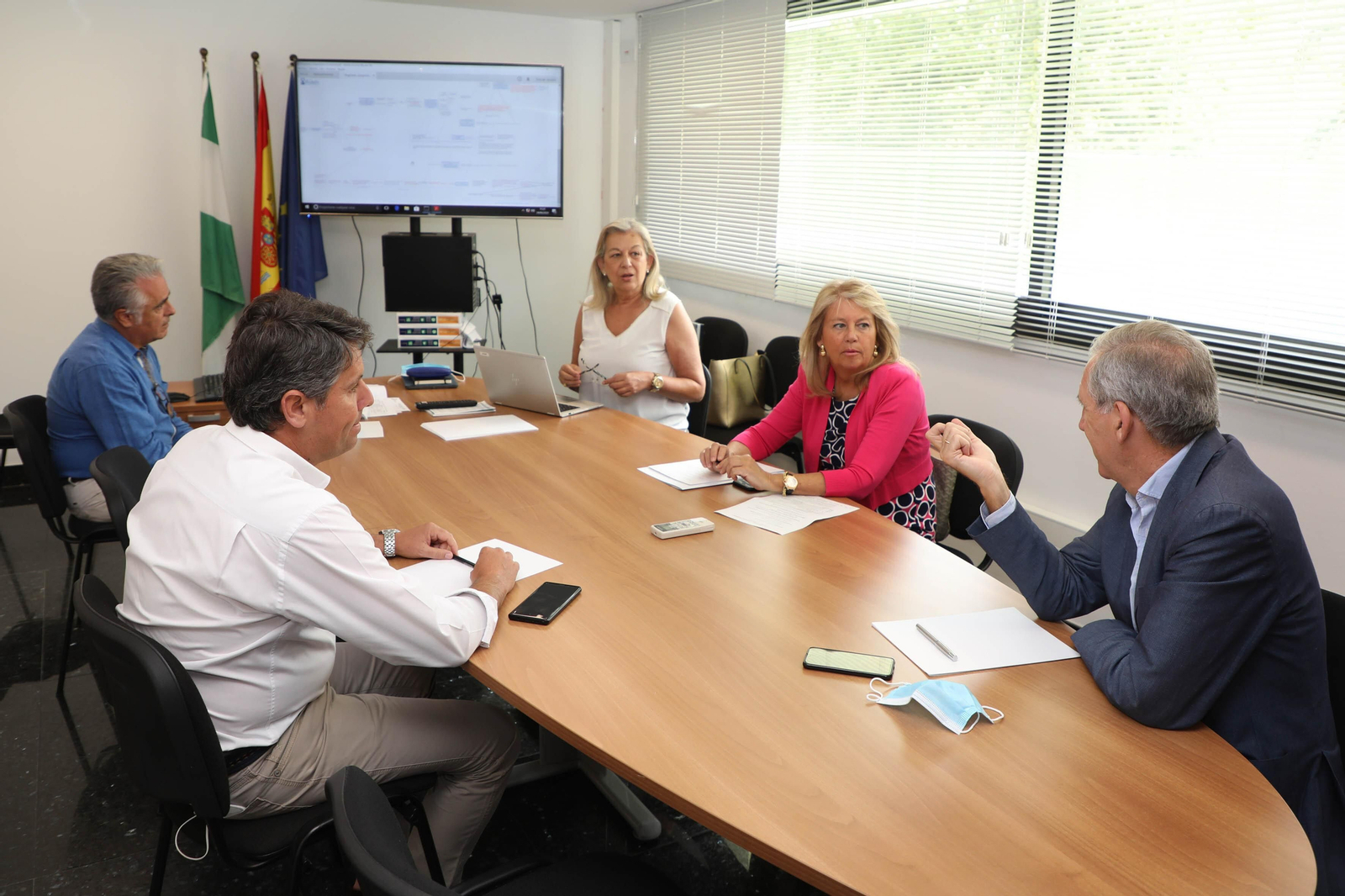 La alcaldesa de Marbella, Ángeles Muñoz (1ª der.), durante la visita a la Oficina del Plan General.