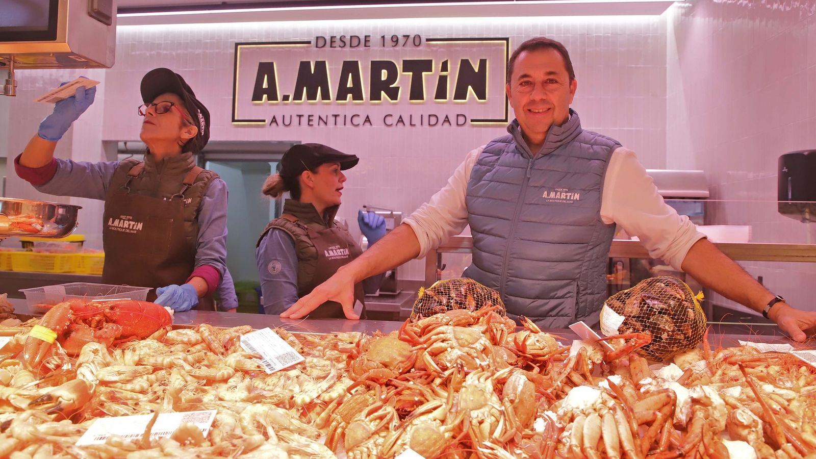 Javier Martín atiende a los clientes entre pedidos y explicaciones, en la reapertura de la histórica pescadería familiar.