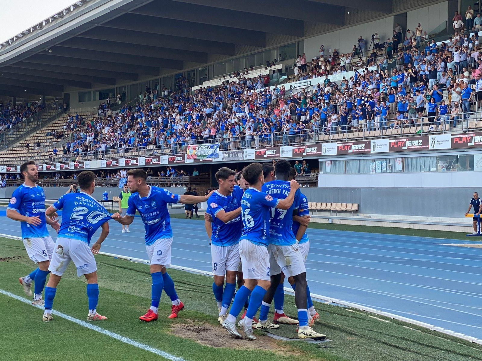 Los xerecistas celebran el 1-1 de Ilias.