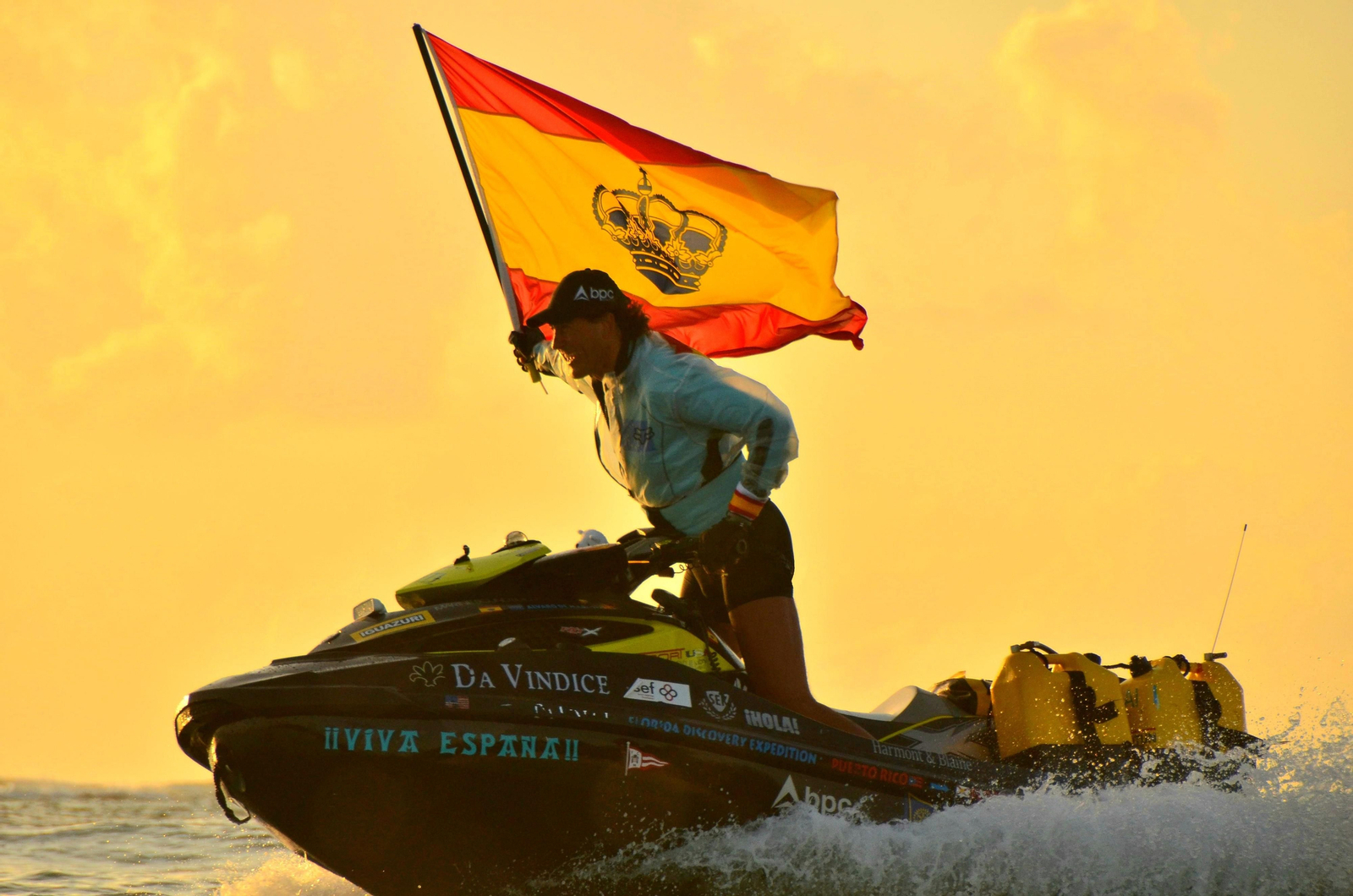 Álvaro de Marichalar porta una bandera española durante su travesía.