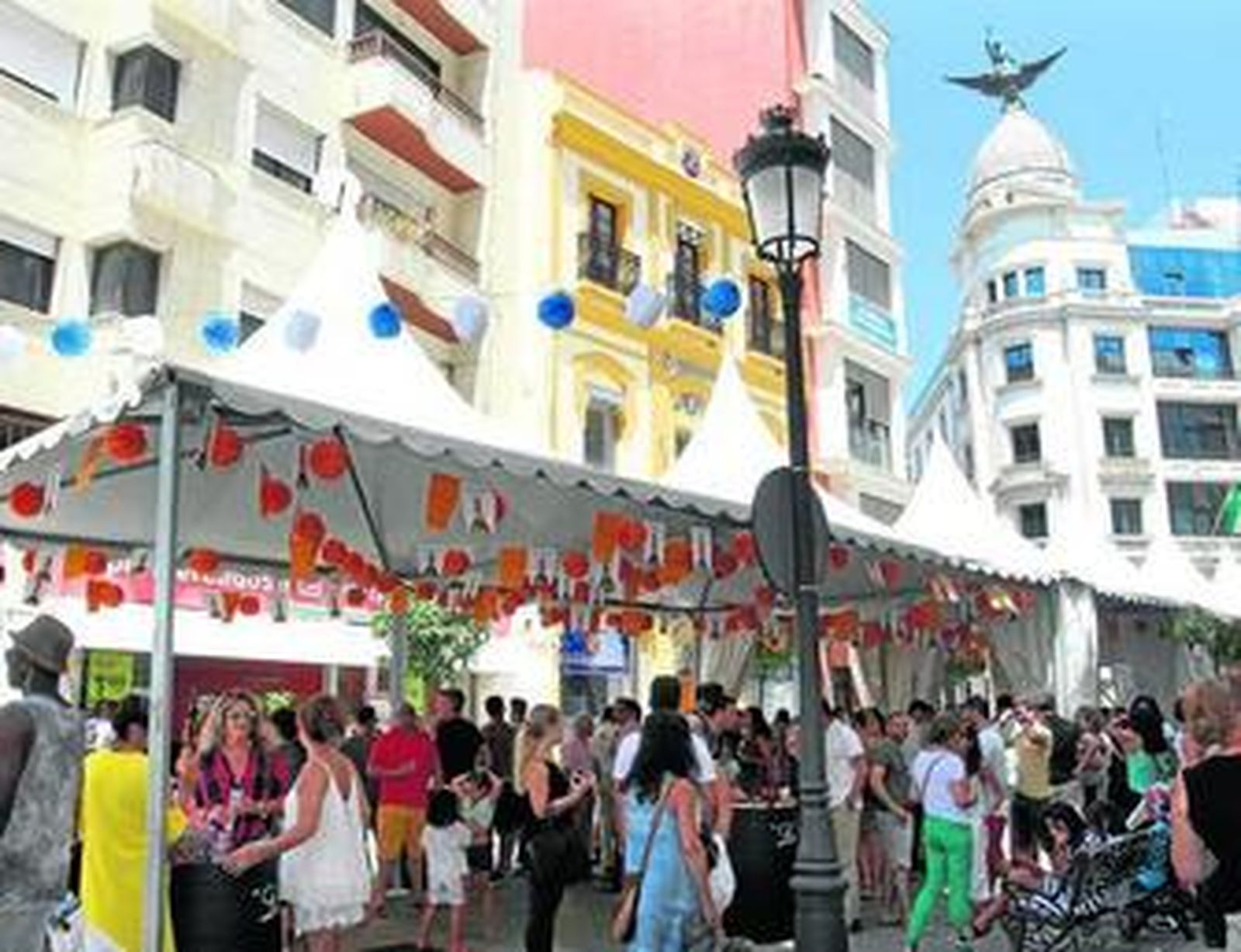 Los bares y restaurantes de la calle Marina organizaron su particular recinto colombino al que asistieron un gran número de onubenses.