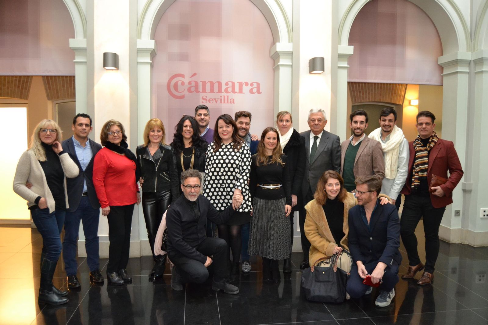 Artesanos de la moda flamenca, junto a las autoridades y el presidente de la Cámara de Comercio de Sevilla, ayer.