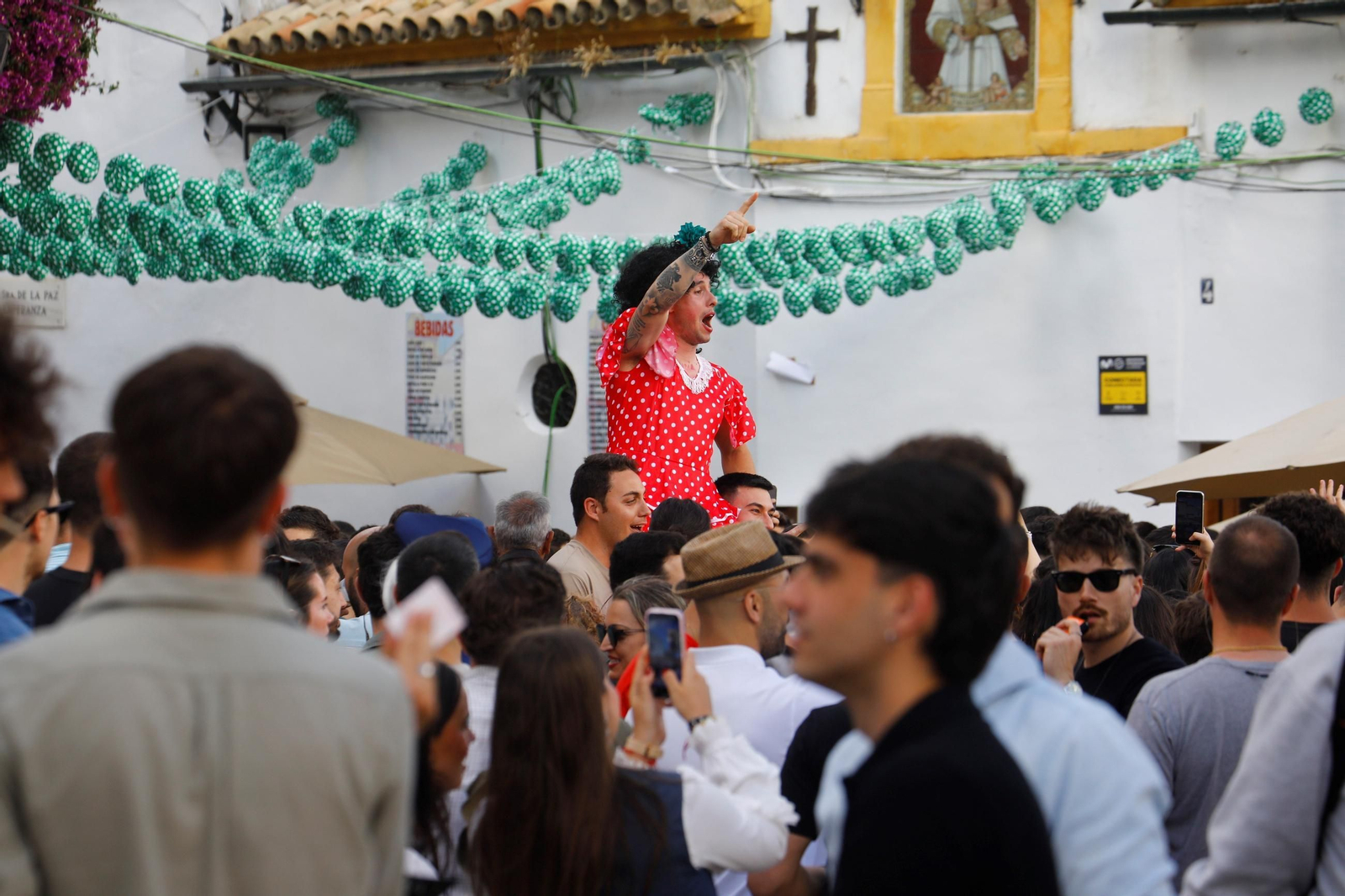 Las mejores fotos de unas Cruces de Córdoba abarrotadas para dar la bienvenida al fin de semana